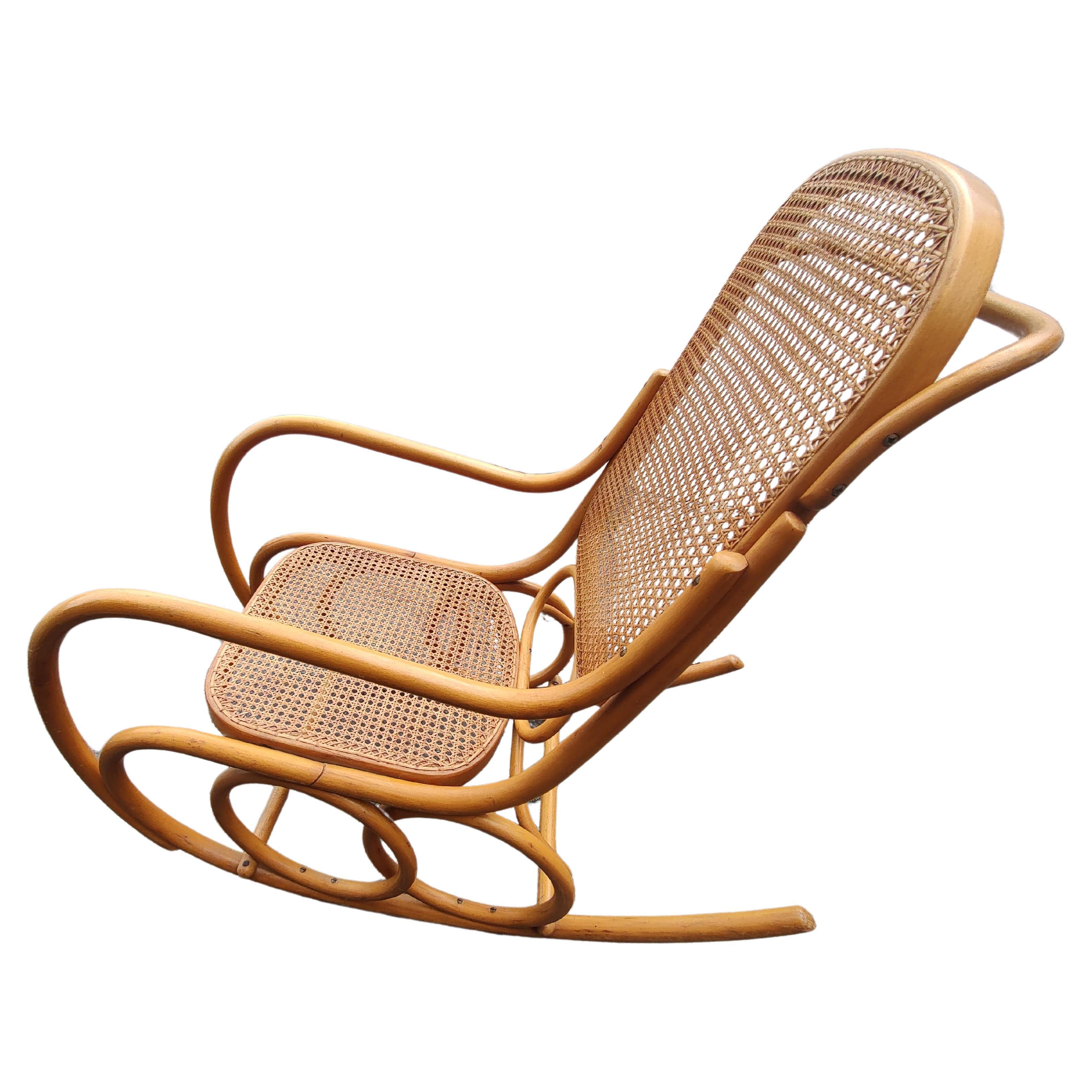 Mid-Century Modern Sculptural Beech Bentwood Rocking Chair Attributed to Thonet For Sale