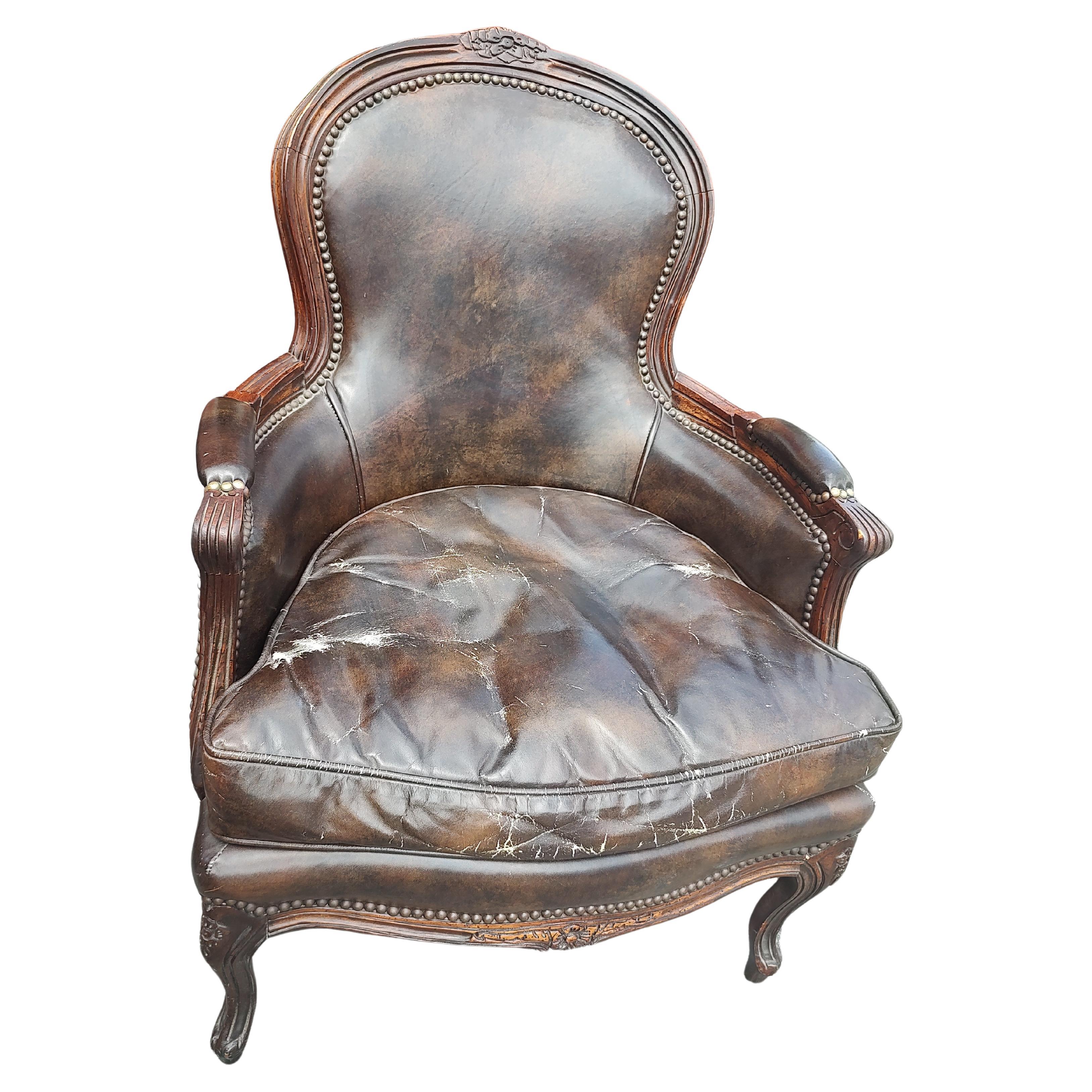 Coppia di bergeres francesi di metà secolo in pelle marrone e noce 1965 in vendita 3