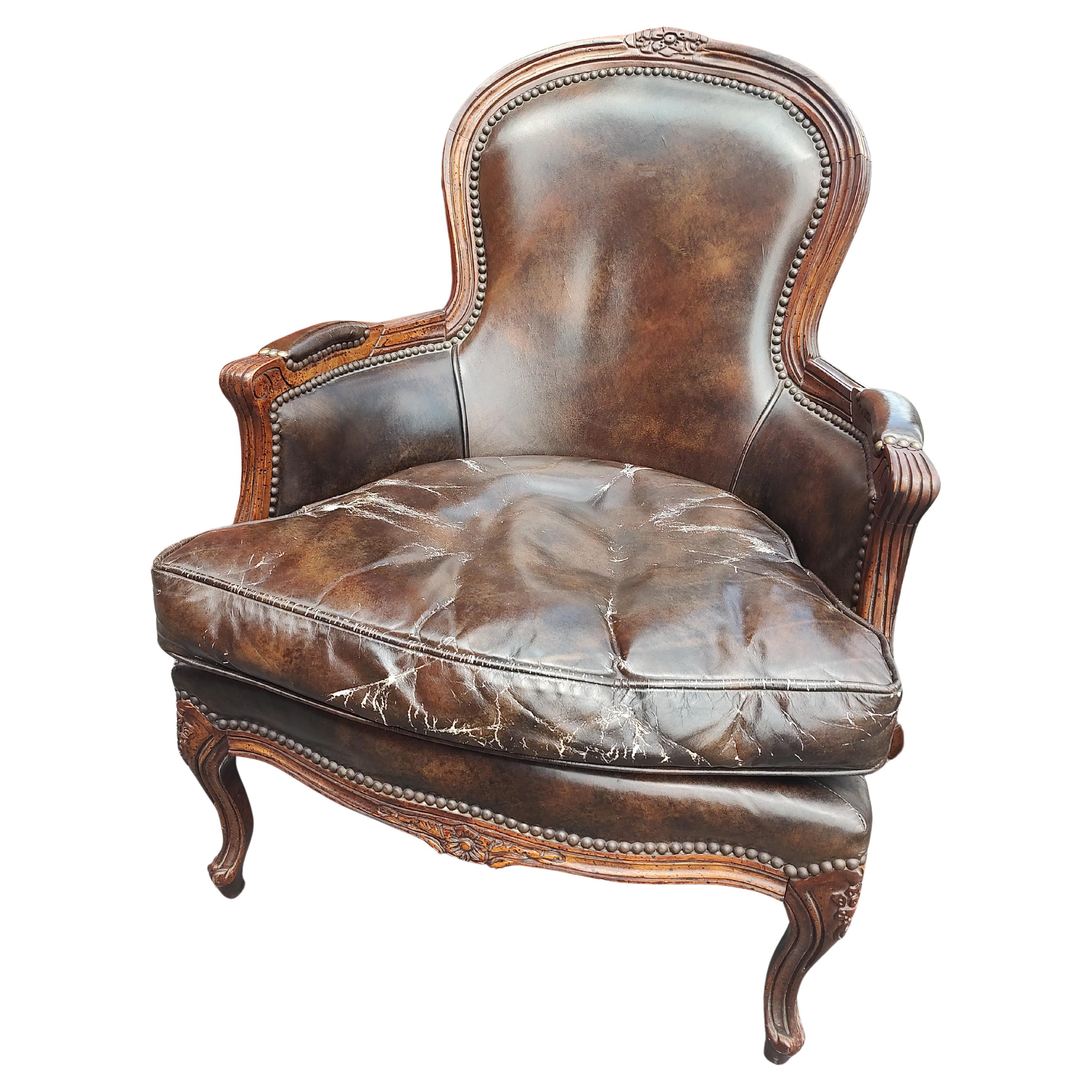Coppia di bergeres francesi di metà secolo in pelle marrone e noce 1965 in vendita 1