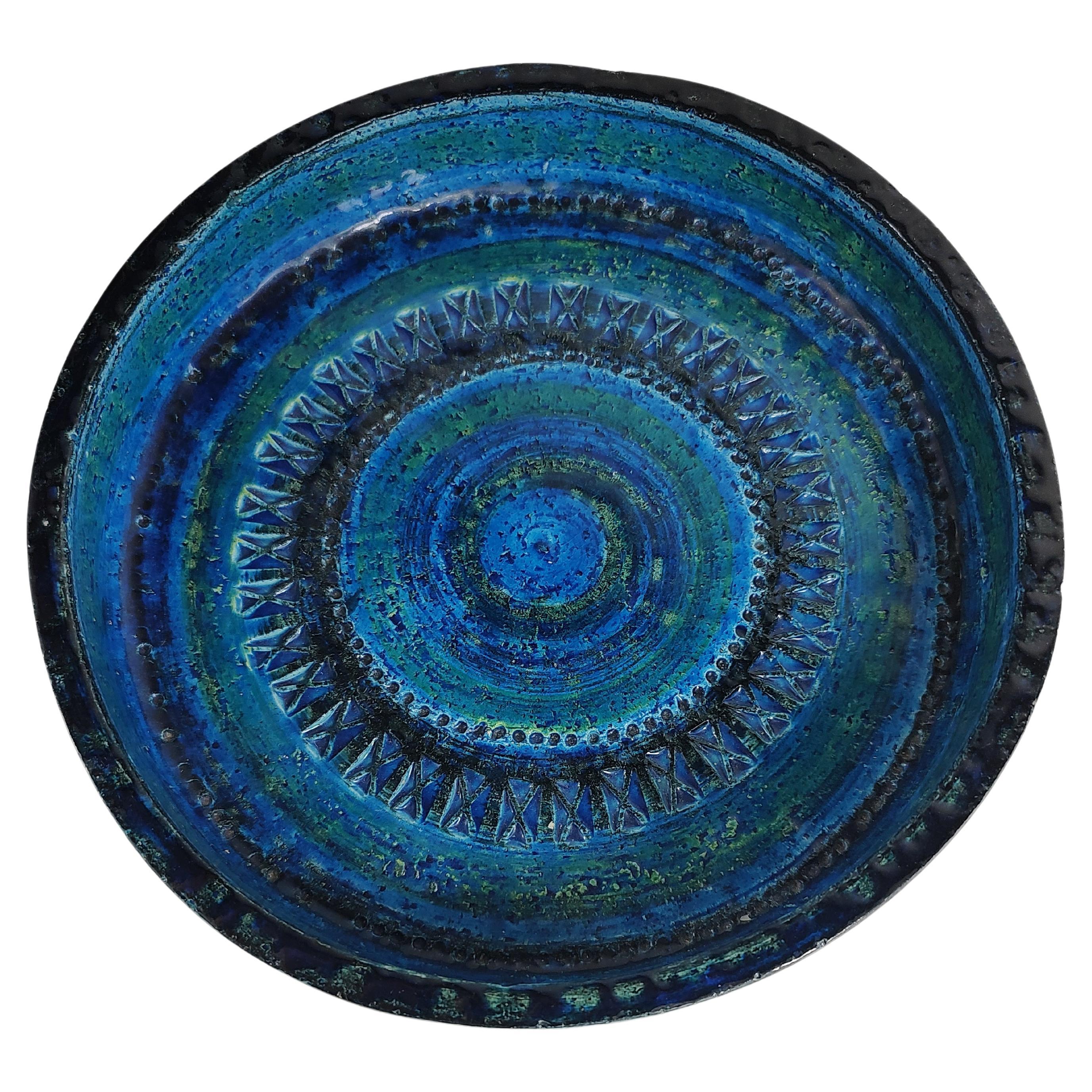 Fantastische große (10,5) Zoll x 3 tiefe Schale von Aldo Londi für Bitossi aus Italien. Rimini Blue ist eine tiefe, intensive, aber ruhige Farbe mit archaischen Eindrücken, die die Schale einfassen. In ausgezeichnetem Vintage-Zustand ohne sichtbare