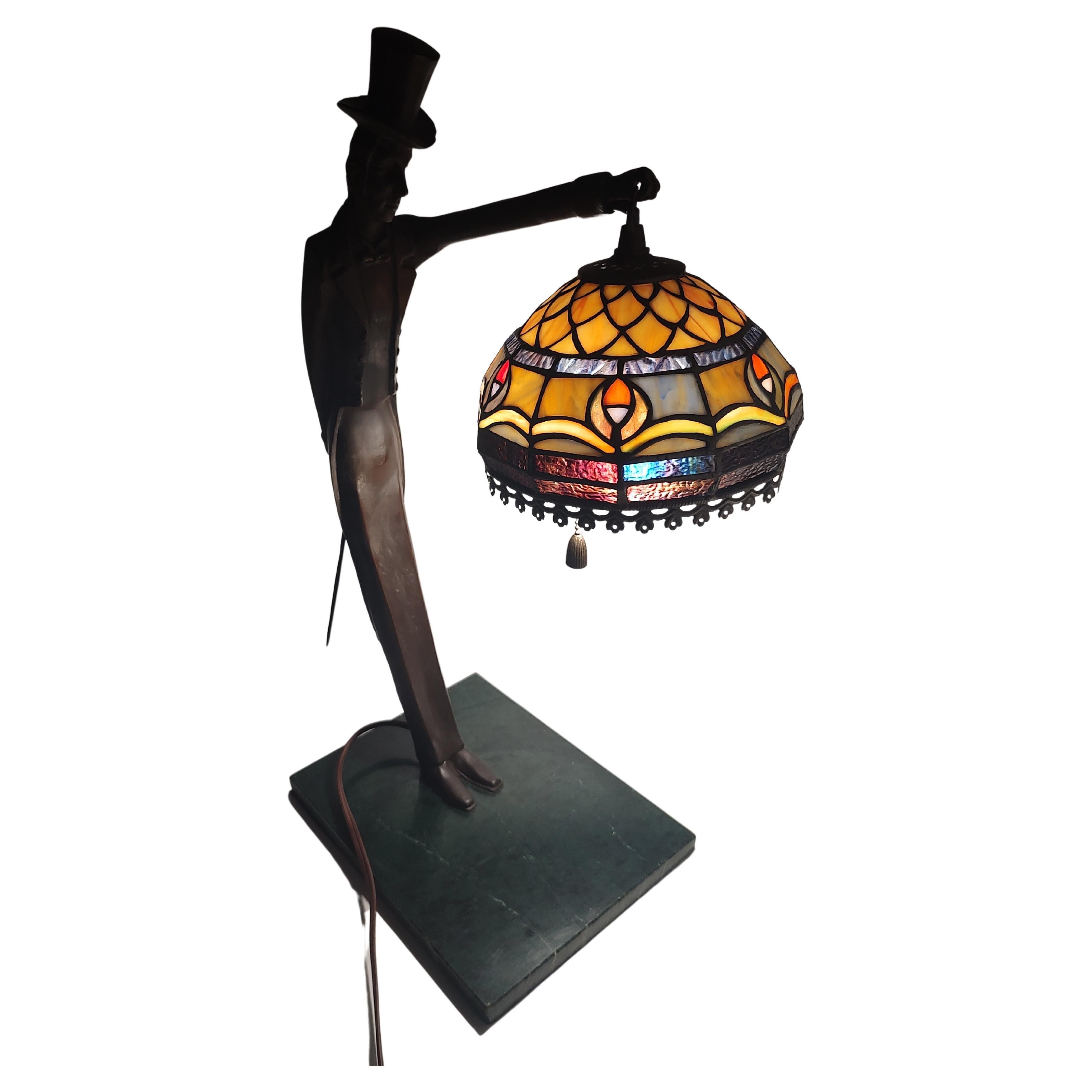 Großer Mann-Top aus Bronzeguss mit Hut und Schilfrohr auf Marmorsockel mit Bleiglasschirm, 20. Jahrhundert im Angebot