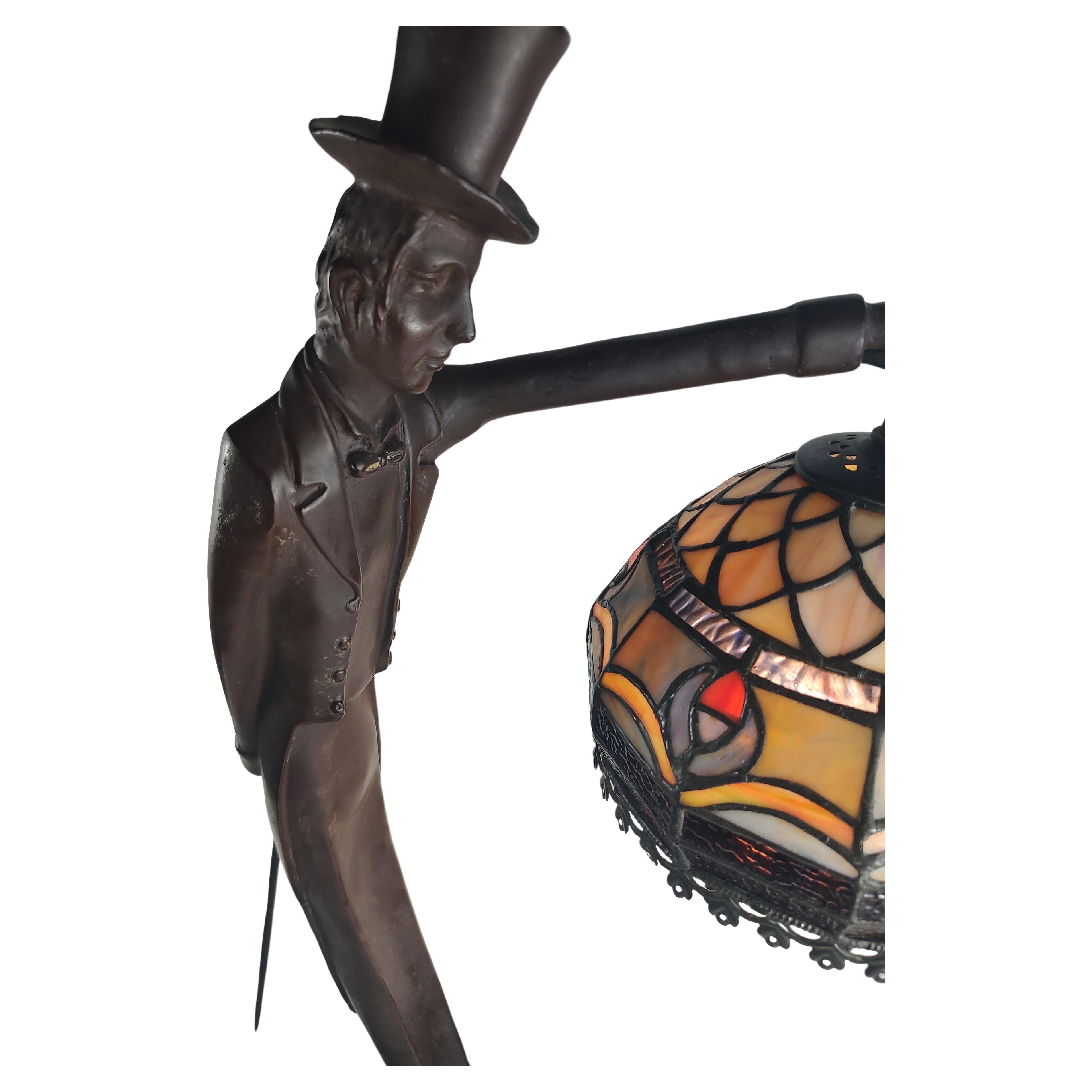 Großer Mann-Top aus Bronzeguss mit Hut und Schilfrohr auf Marmorsockel mit Bleiglasschirm, 20. Jahrhundert (Poliert) im Angebot