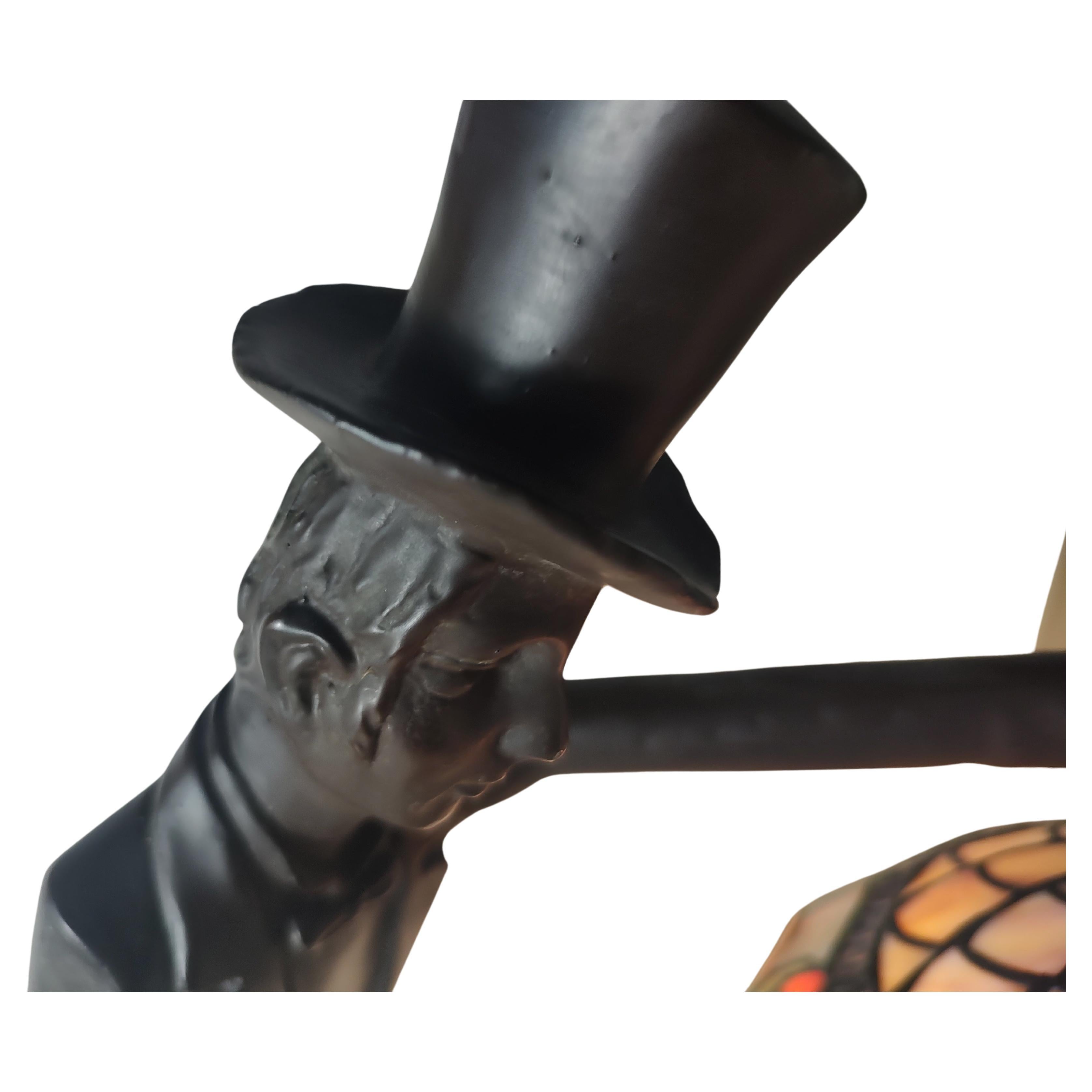 Großer Mann-Top aus Bronzeguss mit Hut und Schilfrohr auf Marmorsockel mit Bleiglasschirm, 20. Jahrhundert (Italienisch) im Angebot