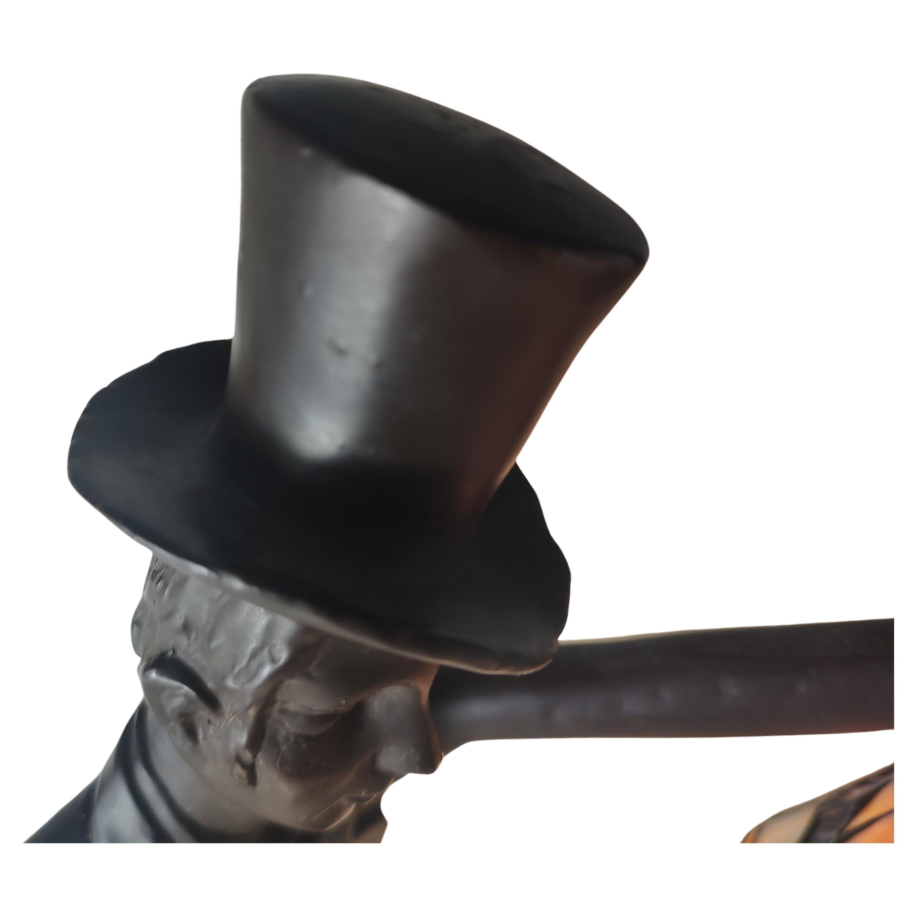 Großer Mann-Top aus Bronzeguss mit Hut und Schilfrohr auf Marmorsockel mit Bleiglasschirm, 20. Jahrhundert (Art déco) im Angebot