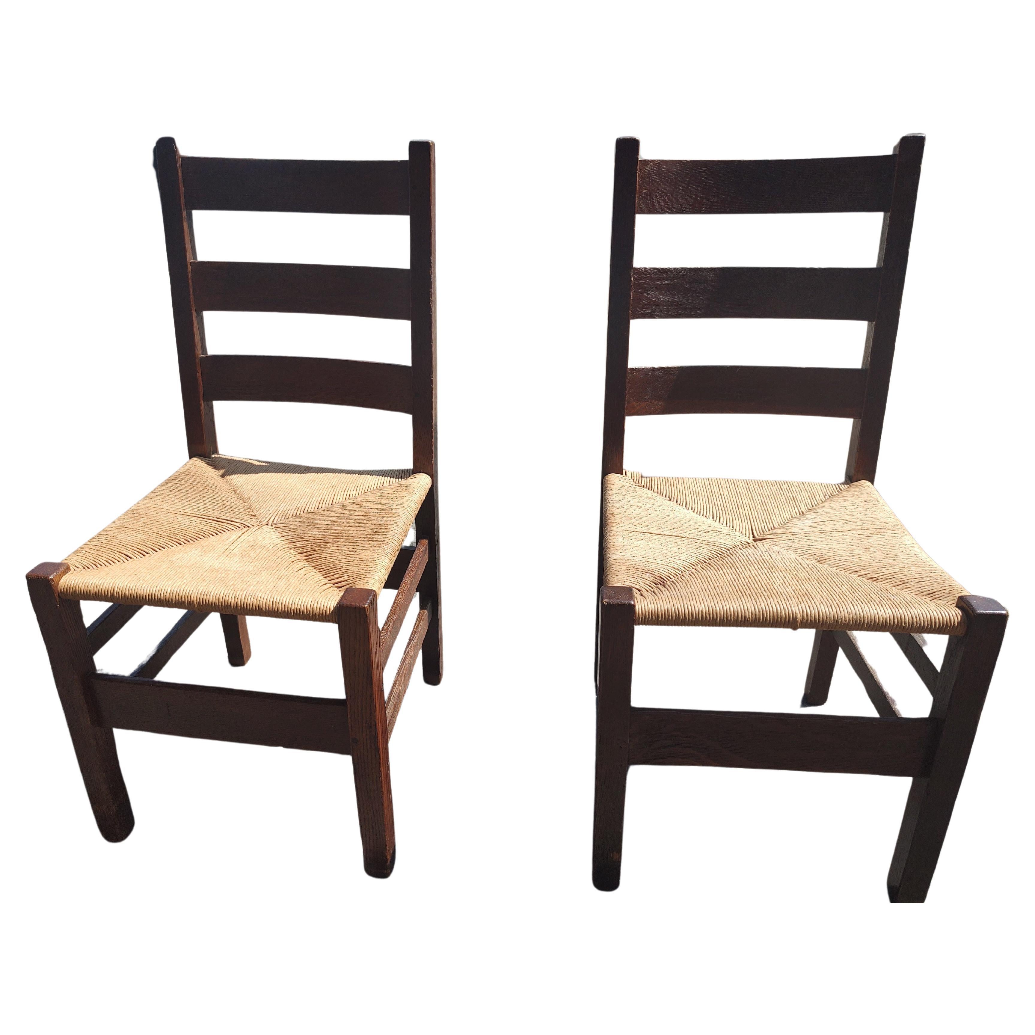 Paire de chaises d'appoint Mission en chêne Arts & Crafts par Gustav Stickley C1910 en vente