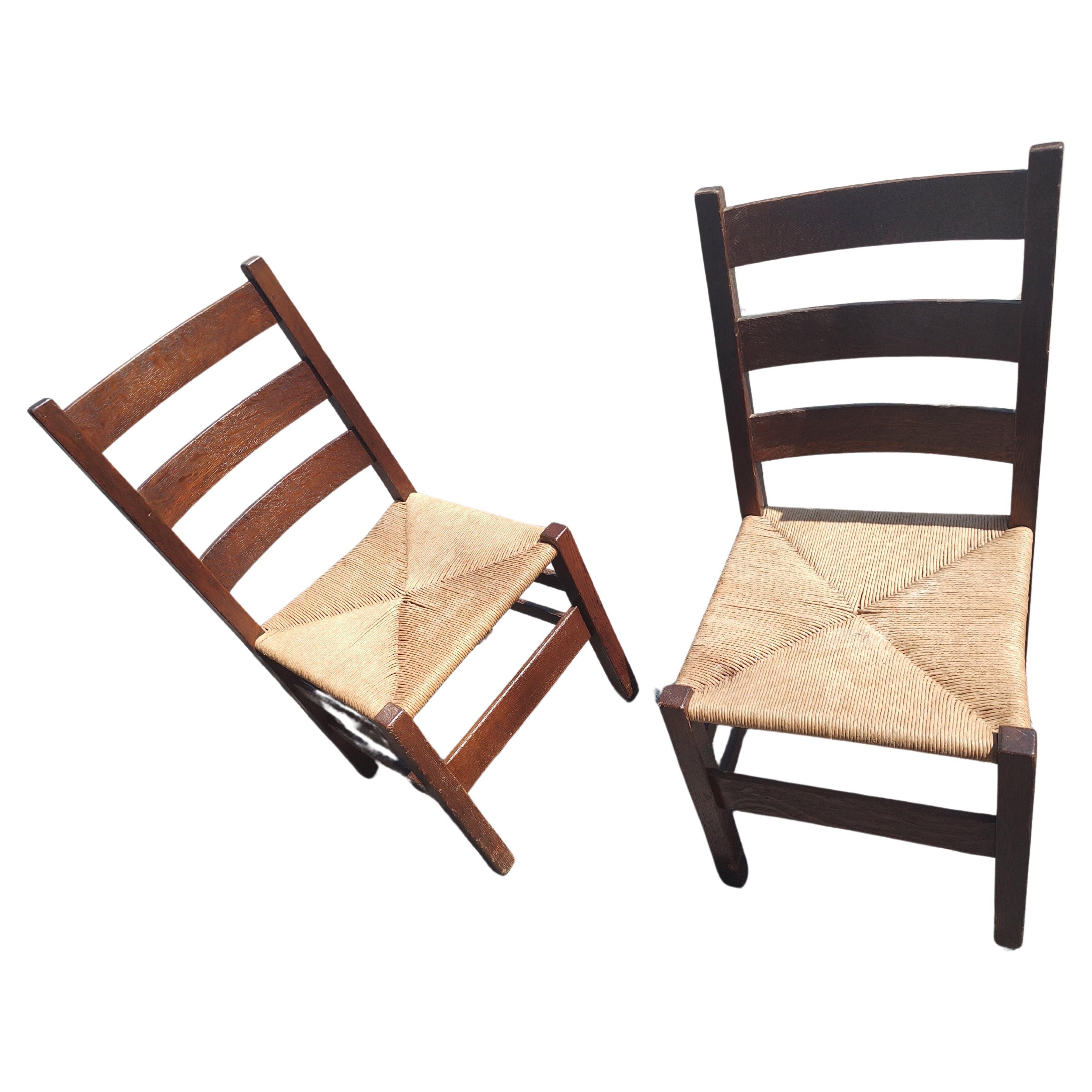 Fait main Paire de chaises d'appoint Mission en chêne Arts & Crafts par Gustav Stickley C1910 en vente