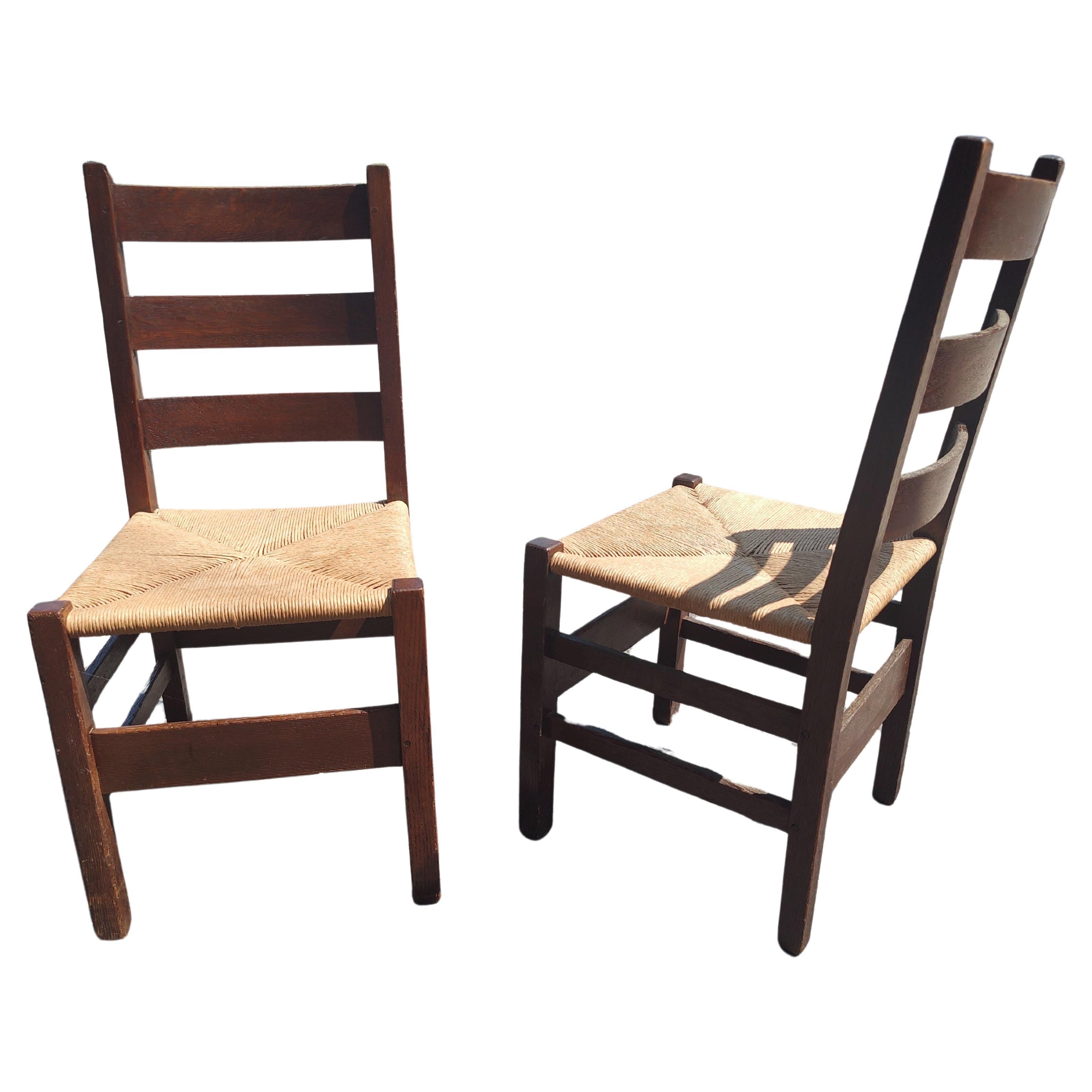 Arts and Crafts Paire de chaises d'appoint Mission en chêne Arts & Crafts par Gustav Stickley C1910 en vente