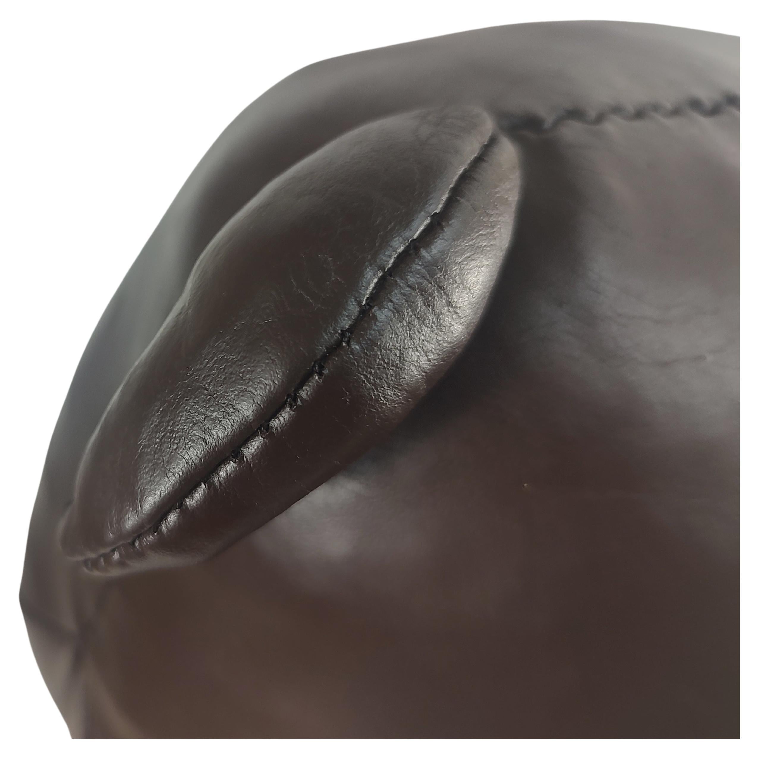 Otomana Bulldog de cuero escultural Mid Century Modern by Abercrombie & Fitch mediados del siglo XX en venta