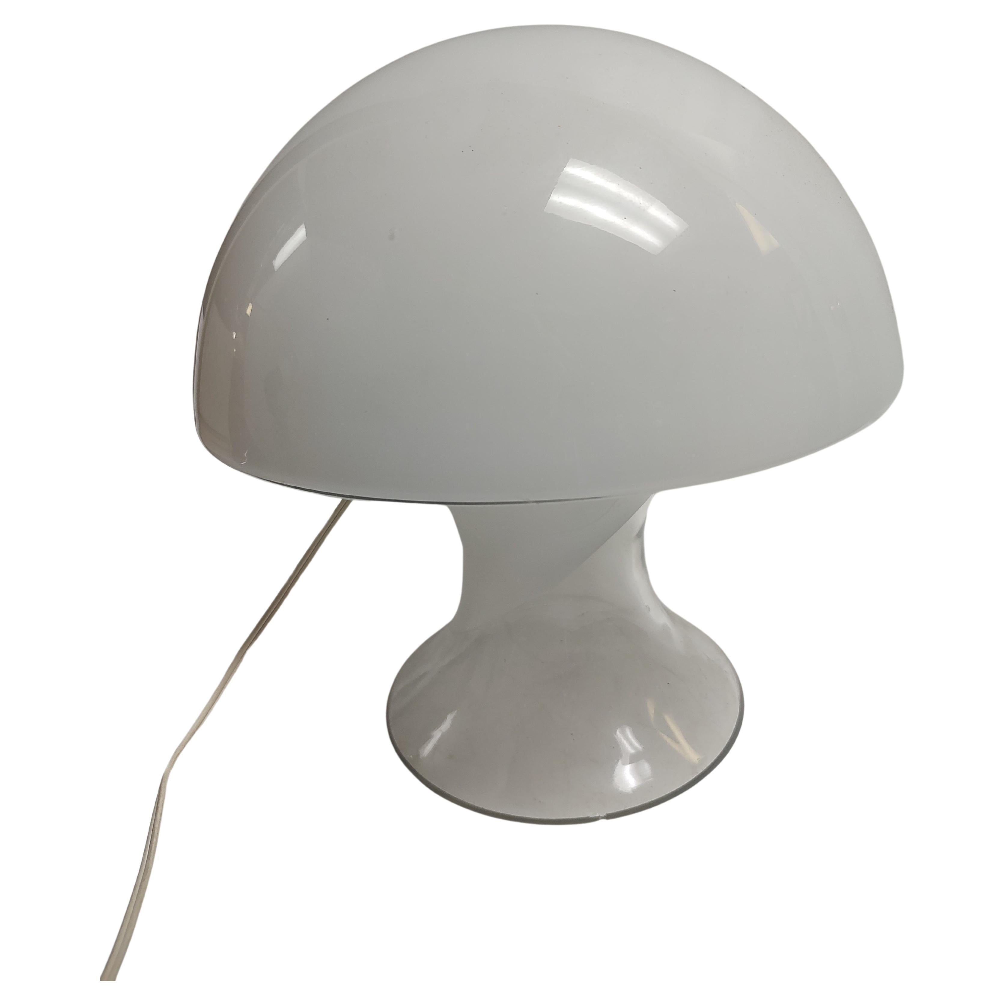 Moderne skulpturale Pilz-Tischlampe aus der Mitte des Jahrhunderts, klares bis weißes Milchglas, 1975 (Moderne der Mitte des Jahrhunderts) im Angebot