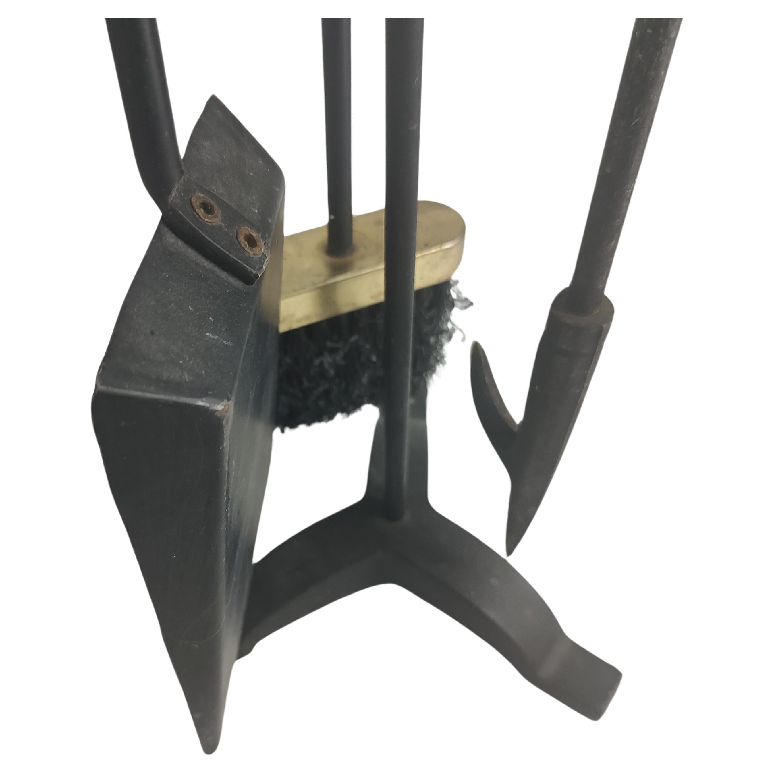 Mid Century Modern Iron & Brass Petite 4 piece set of Fireplace Tools im Zustand „Gut“ im Angebot in Port Jervis, NY