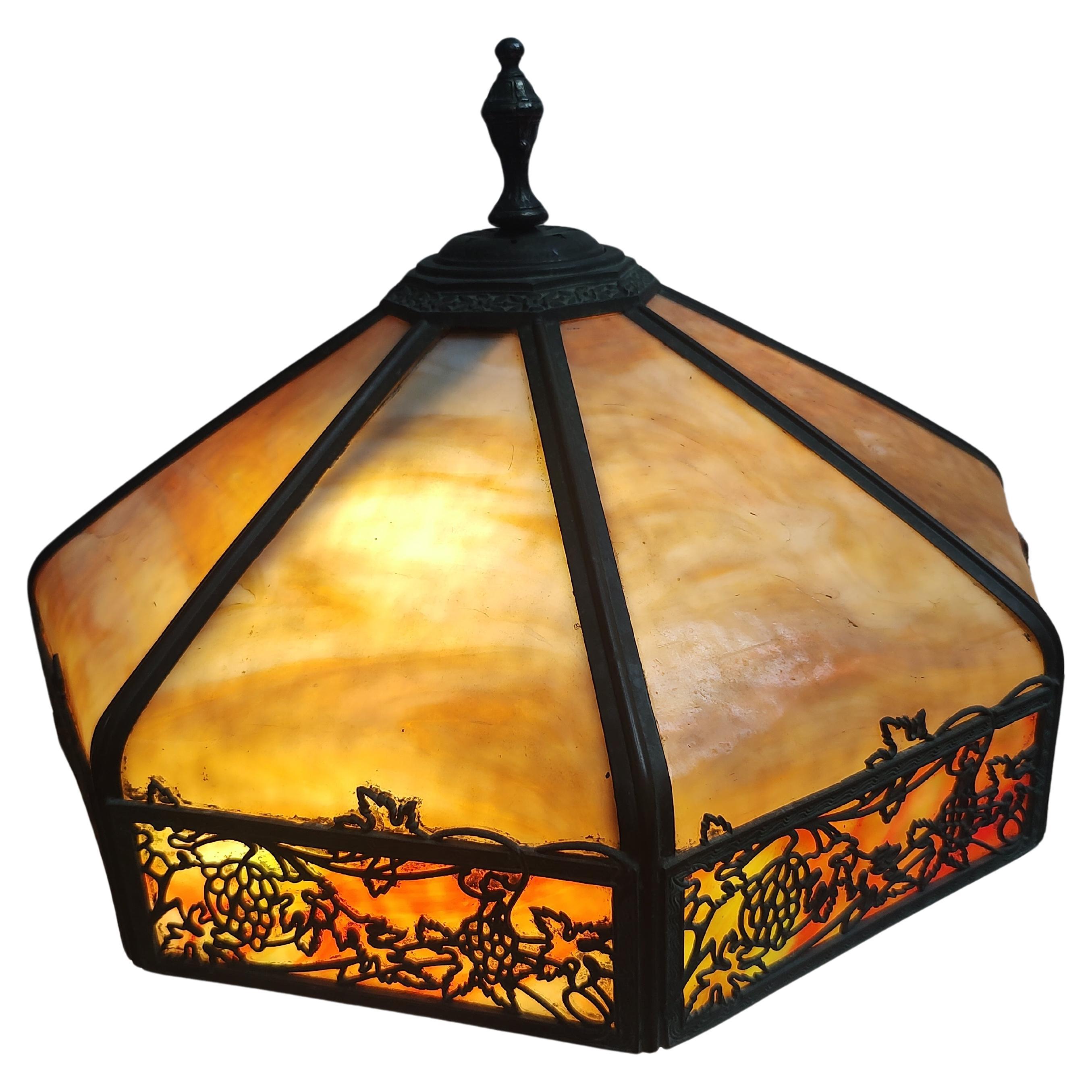 Début du 20ème siècle Lampe de table en bronze à panneaux de verre torsadé style Handel  en vente