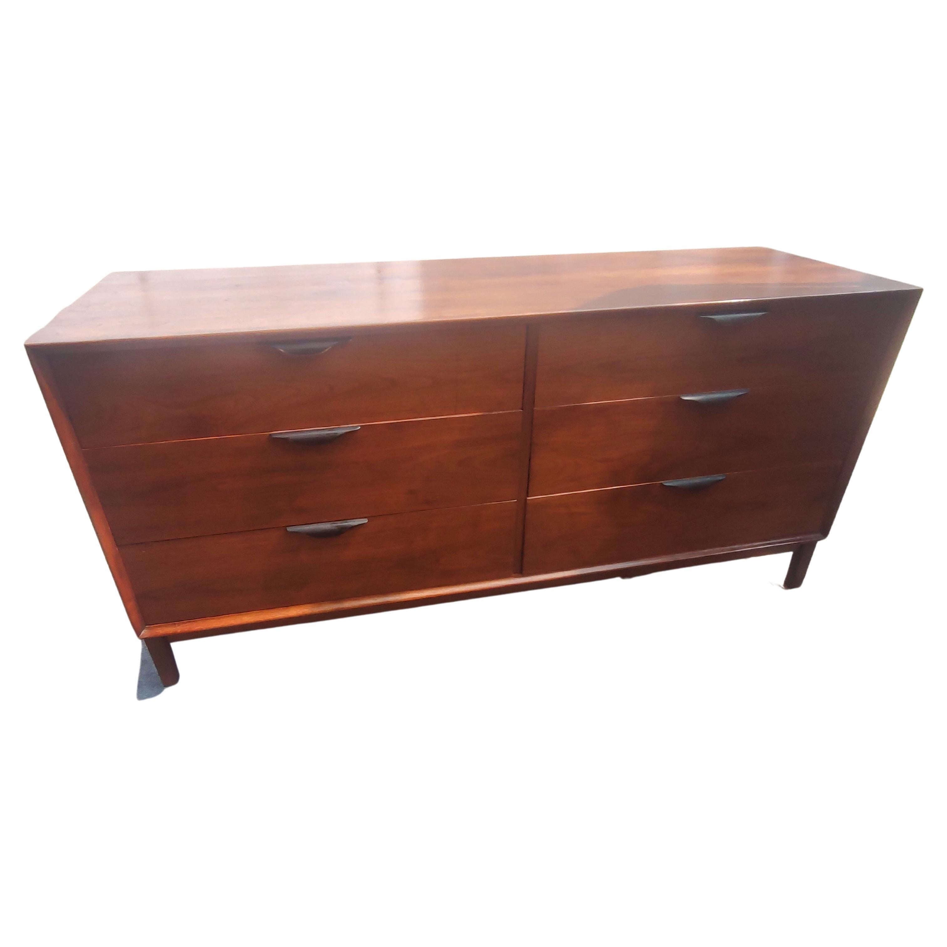 Mid Century Modern 6 Schubladen Nussbaum Kommode von Dillingham C 1968 im Angebot