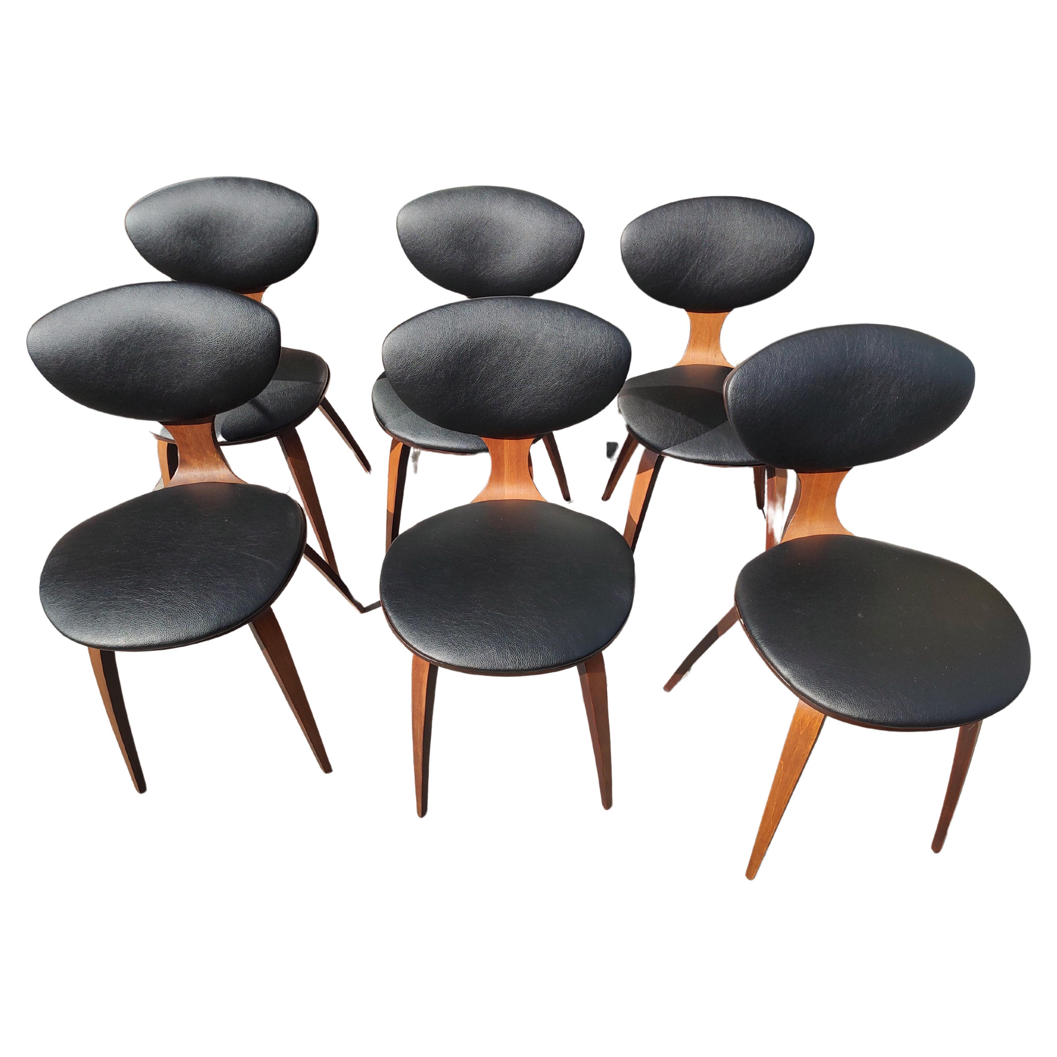 Fabuleux ensemble original de six chaises de salle à manger Norman Cherner pour Plycraft vers 1955. Totalement restauré, le bois a été nettoyé à l'aide d'un chiffon et laqué. Sellerie entièrement neuve, en faux cuir noir et nouveau padding. Nous