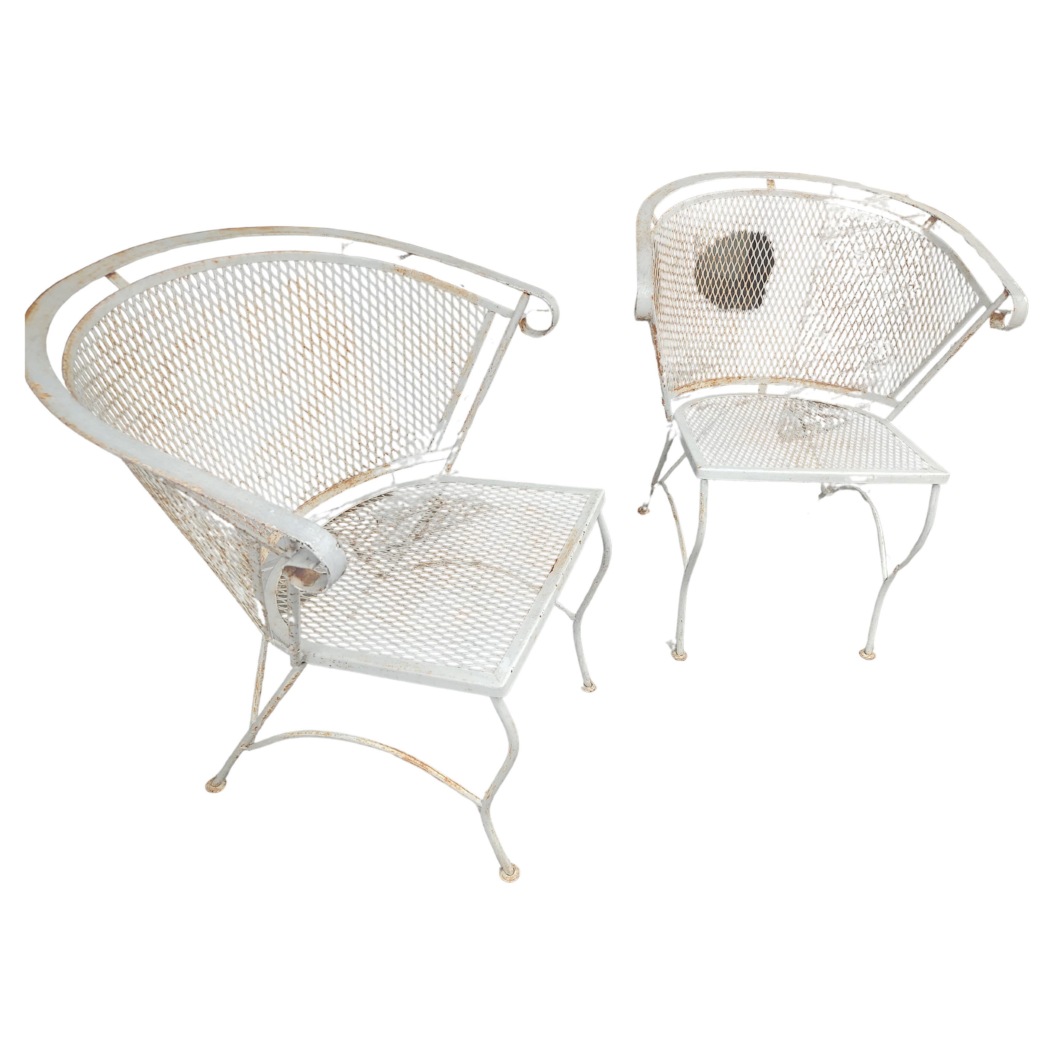Petit banc de jardin extérieur à deux places avec assise et dossier en maille attribués à Russell Woodard co. Récemment pulvérisé en blanc, il est donc en très bon état vintage avec une usure minimale.  Nous avons une paire de chaises assorties, de