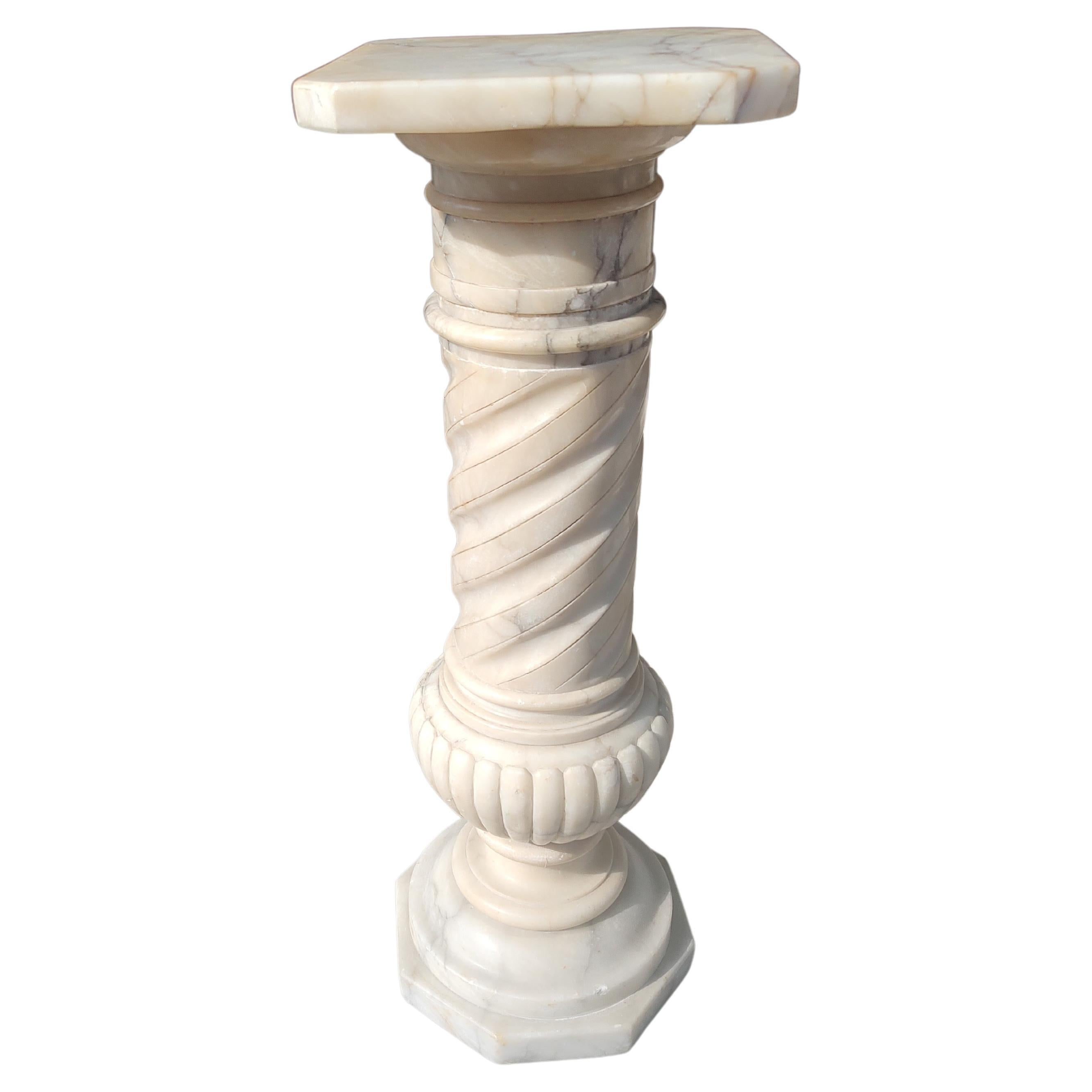 Frühes italienisches Pedestal aus geschnitztem Carrara-Marmor, um 1920 im Zustand „Gut“ im Angebot in Port Jervis, NY
