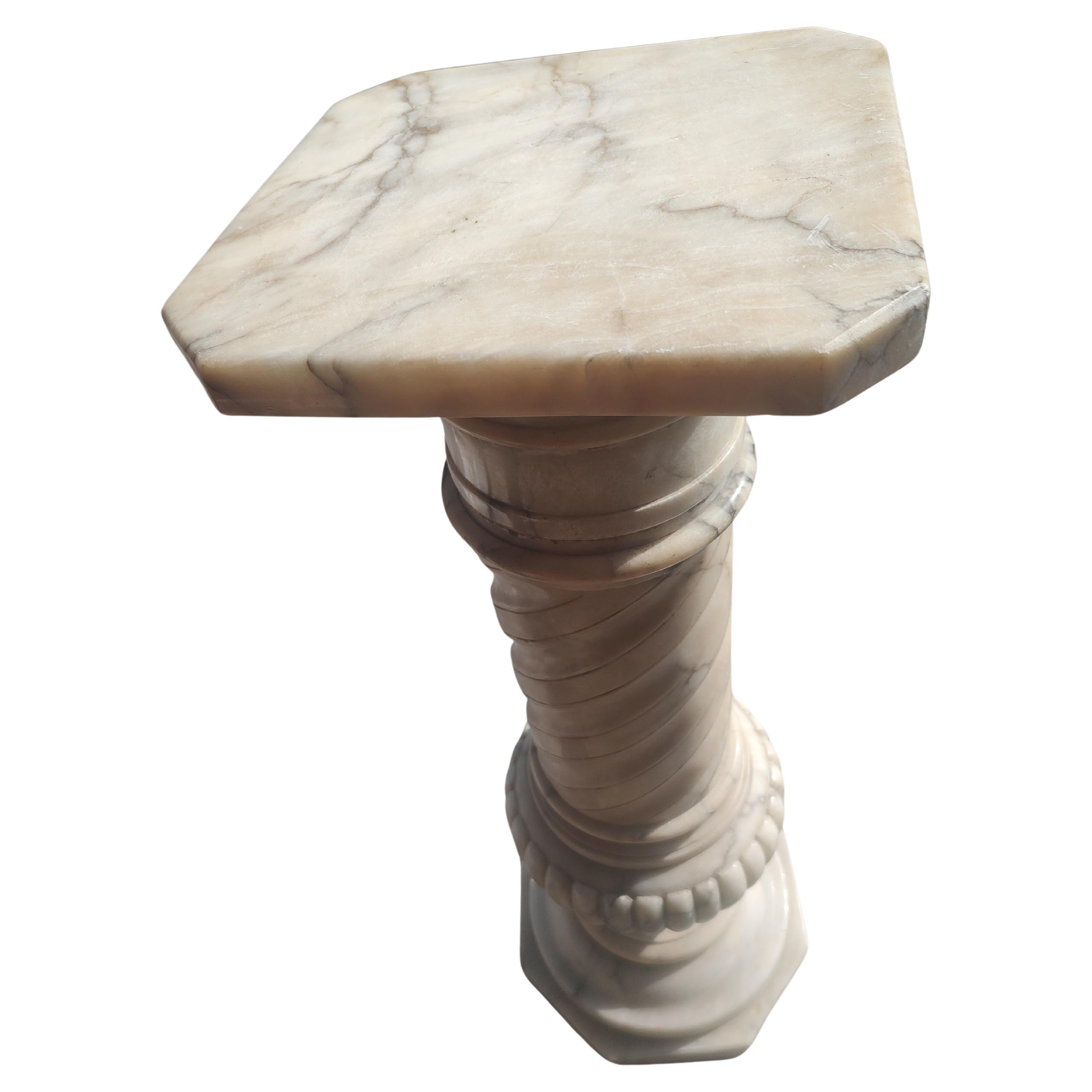 Frühes italienisches Pedestal aus geschnitztem Carrara-Marmor, um 1920 (Frühes 20. Jahrhundert) im Angebot
