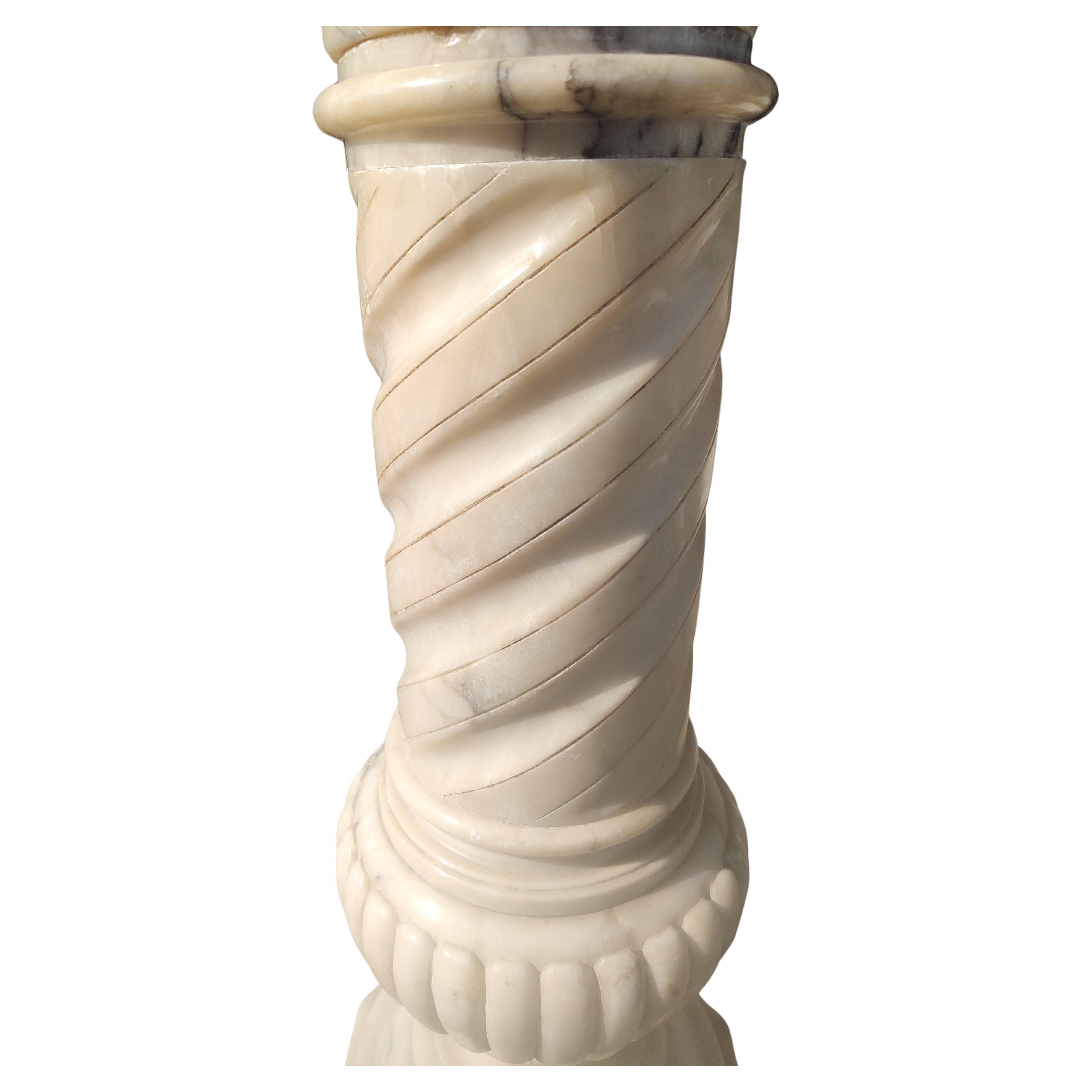 Frühes italienisches Pedestal aus geschnitztem Carrara-Marmor, um 1920 (Neoklassisches Revival) im Angebot