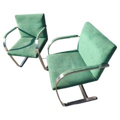 Paire de chaises modernes de style Bauhaus du milieu du siècle dernier de Brno  Ludwig Mies van DerRohe 