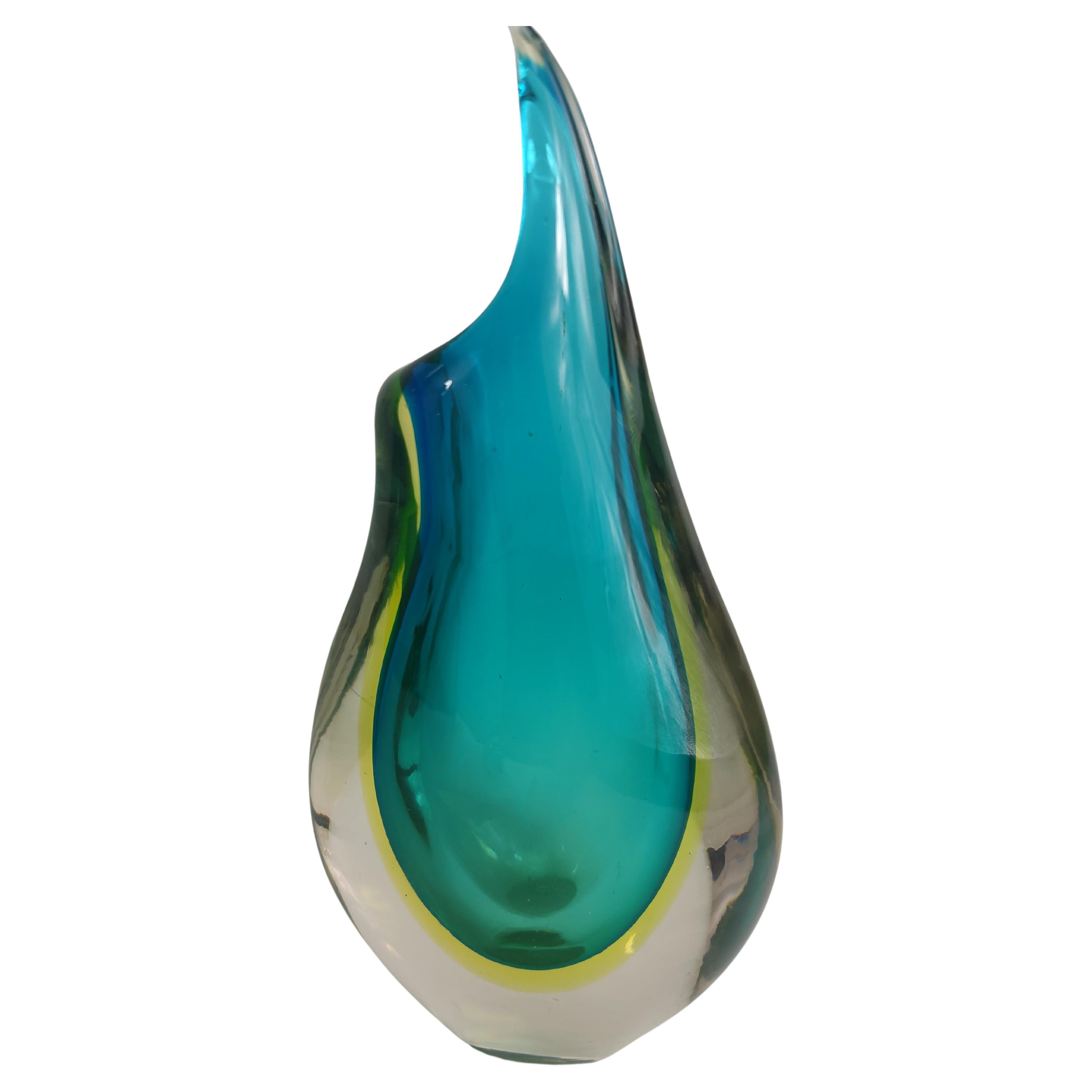 Fabuleuse paire de vases en verre d'art Sommerso de Murano, Italie, vers 1970. Superbe bleu encastré dans un verre transparent d'un peu plus de 10 pouces de haut par 5 de large. Je suis en excellent état vintage avec seulement un peu d'usure normale