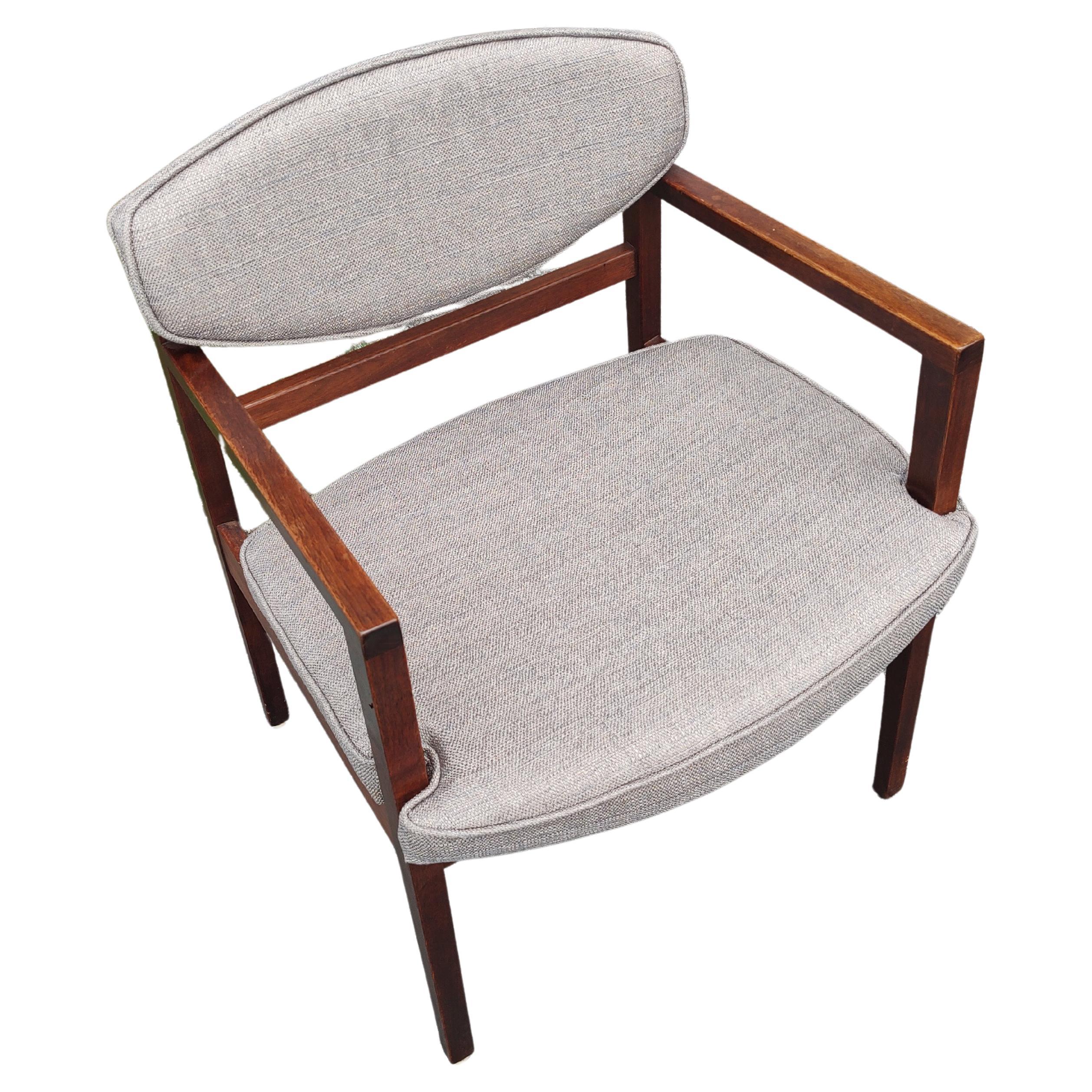 Fabuleux ensemble de huit chaises de salle à manger Mid Century Modern par George Nelson pour Herman Miller C1960. Deux fauteuils, 21x 21 x 29,5h x 18,5 hauteur d'assise, accoudoirs 25h. Le bois de teck est dans sa finition d'origine et le