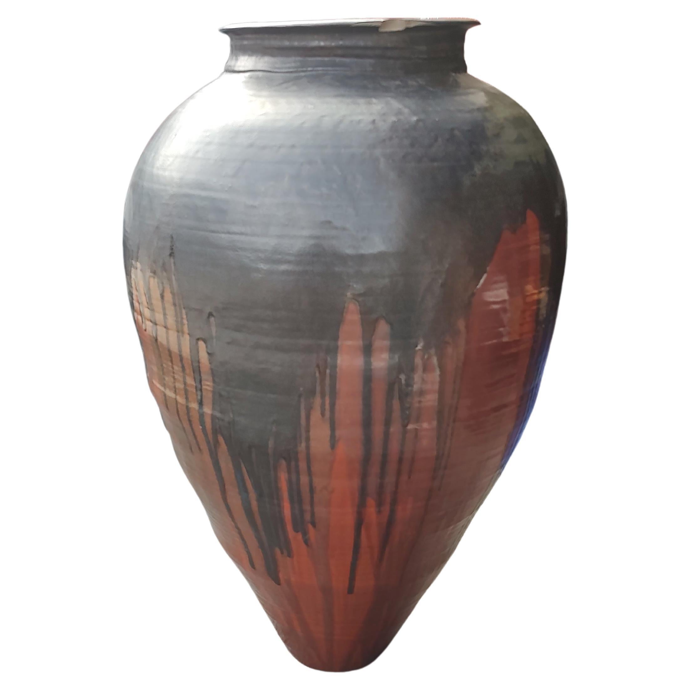 Massive Skulpturale Mid-Century-Modern-Vase mit handgedrehter Tropfglasur - Urne (Ton) im Angebot