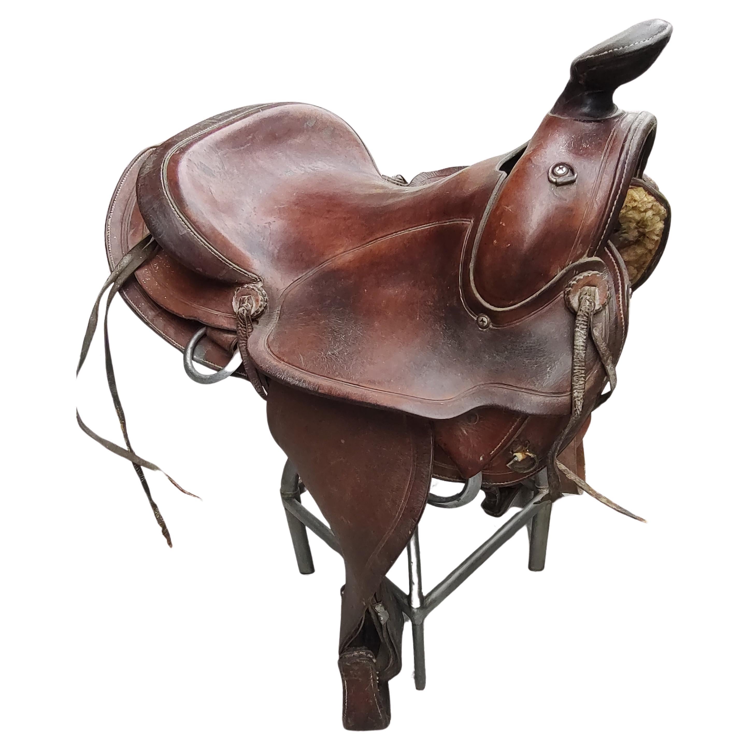 Real cowboy basic well made and used leather saddle. Stamped Simco. In excellent vintage condition with normal wear and tear, no damage and the leather is very good.