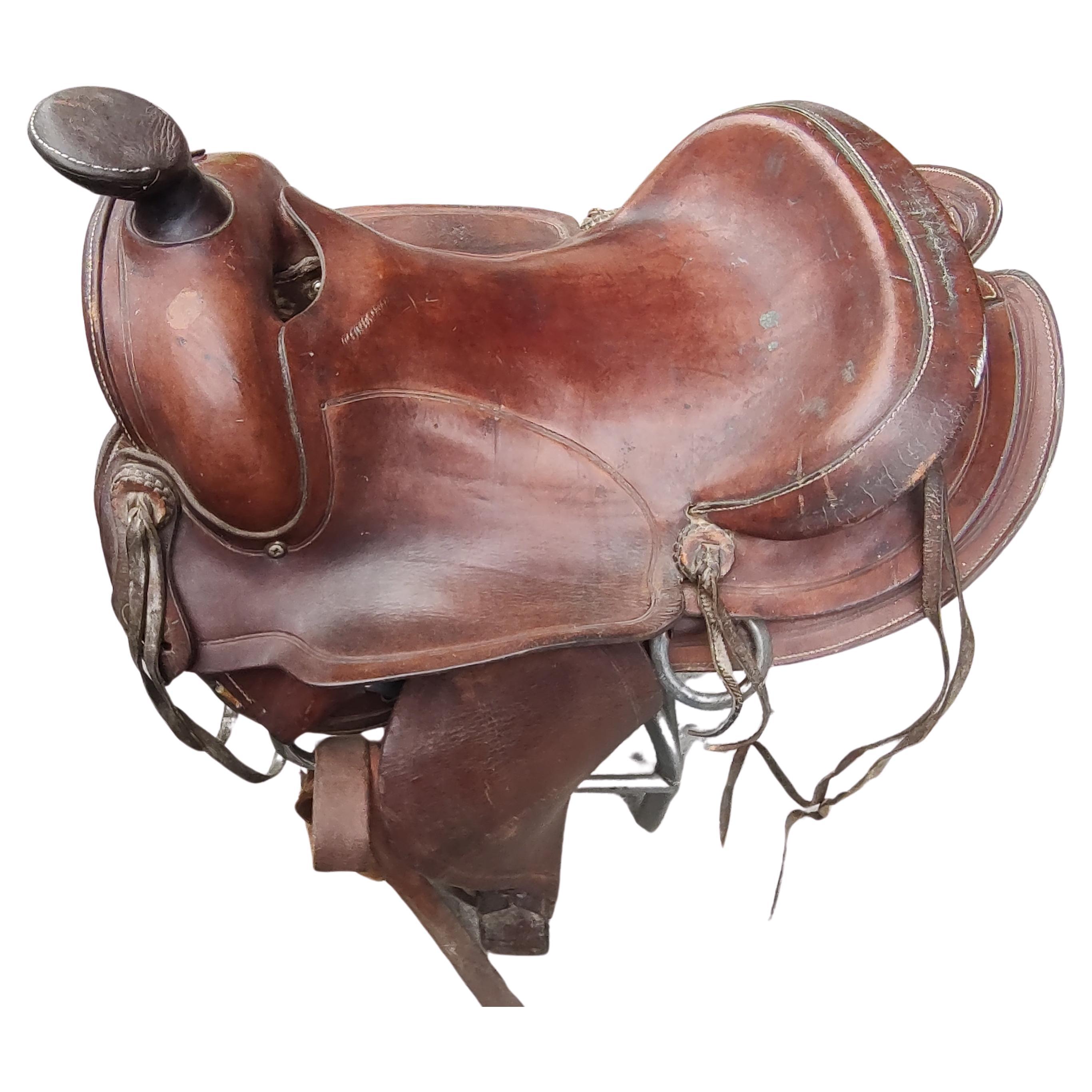 Saddle de cow-boy en cuir du milieu du siècle dernier par Simco