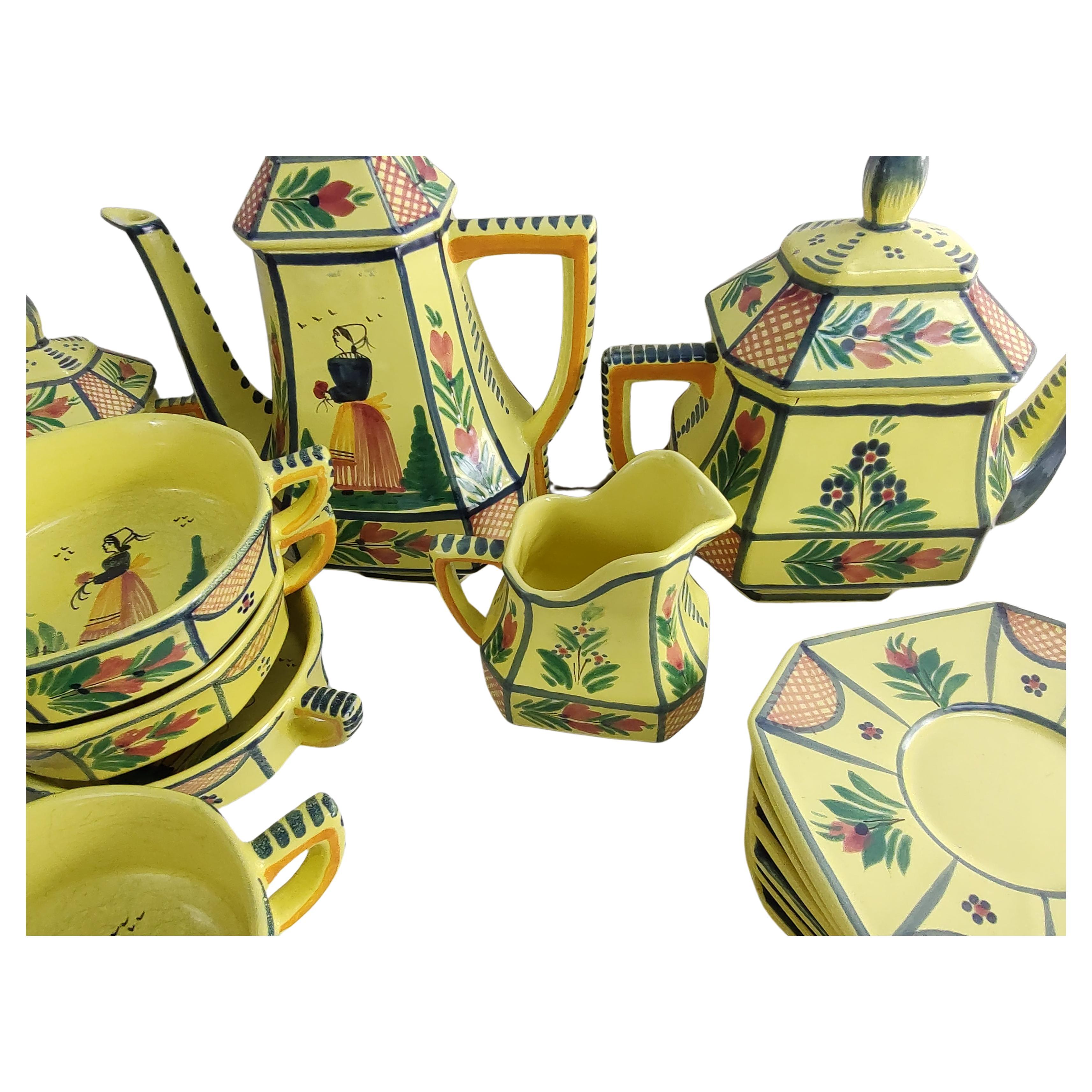 Fabuleux service de table de 50 pièces de la Cie Henriot Quimper. Leur belle couleur jaune avec le traditionnel paysan ,& femme. L'ensemble fait et peint à la main est un classique. L'ensemble comprend 7 assiettes plates de 10