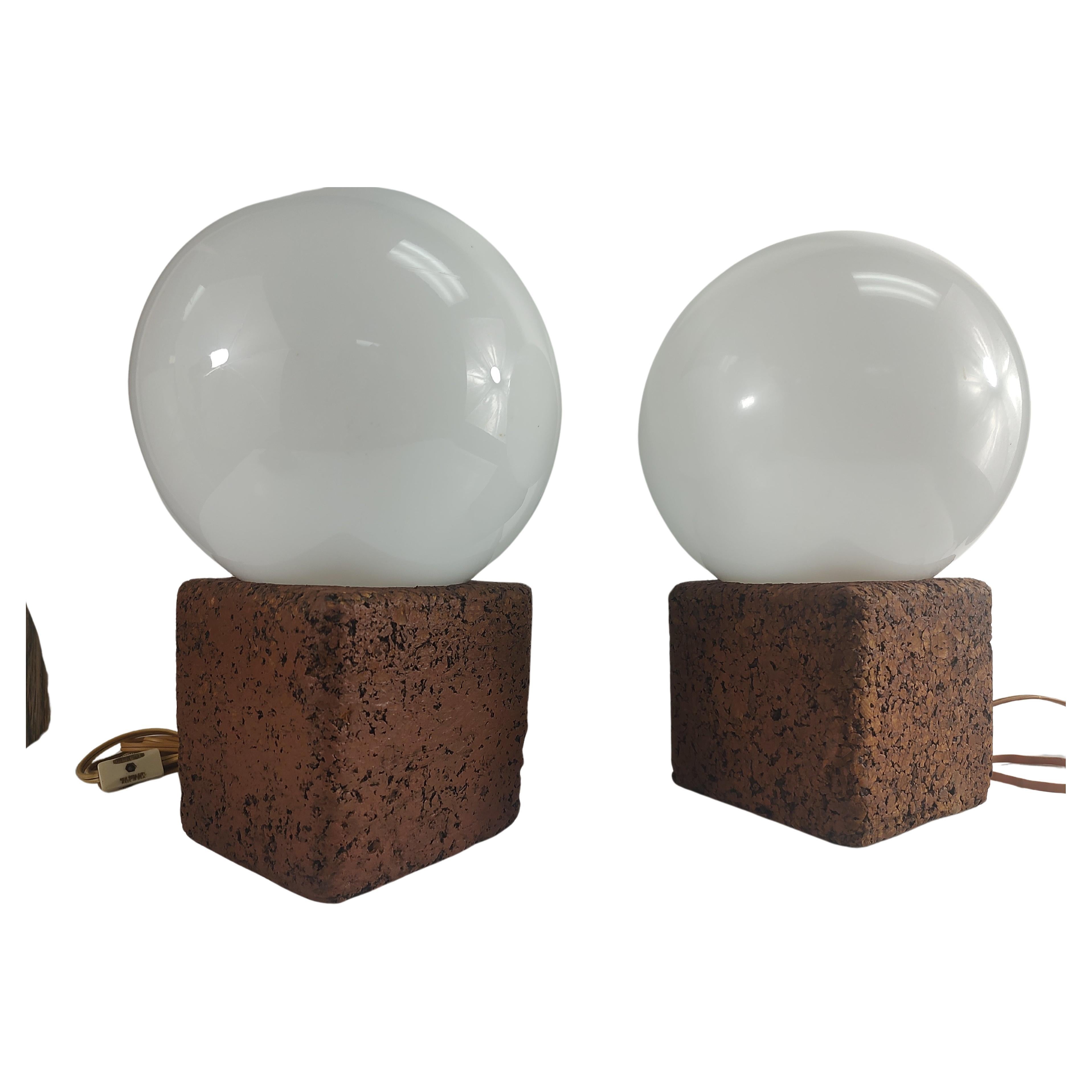 Mid-Century Modern Paire de lampes de table en liège sculpturales avec abat-jour en verre The Moderns en vente