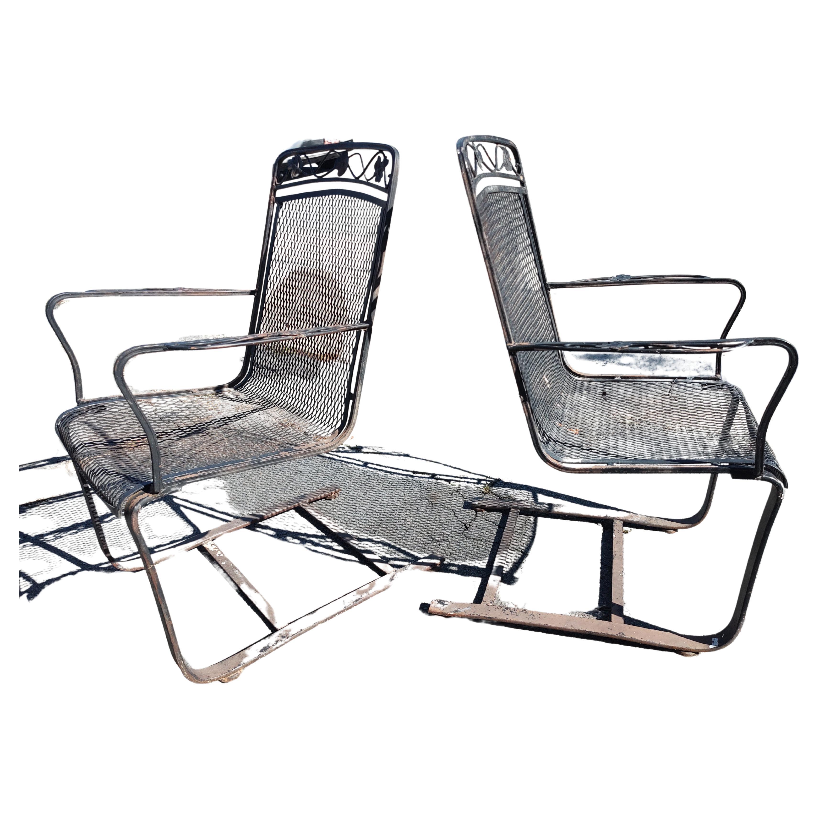 Fantástica pareja de tumbonas escultóricas de hierro en voladizo, modernas de mediados de siglo, con pintura negra vieja c1960. Son muy cómodas, ya que tienen una movilidad similar a la de un muelle y, al estar en voladizo, las sillas se inclinan
