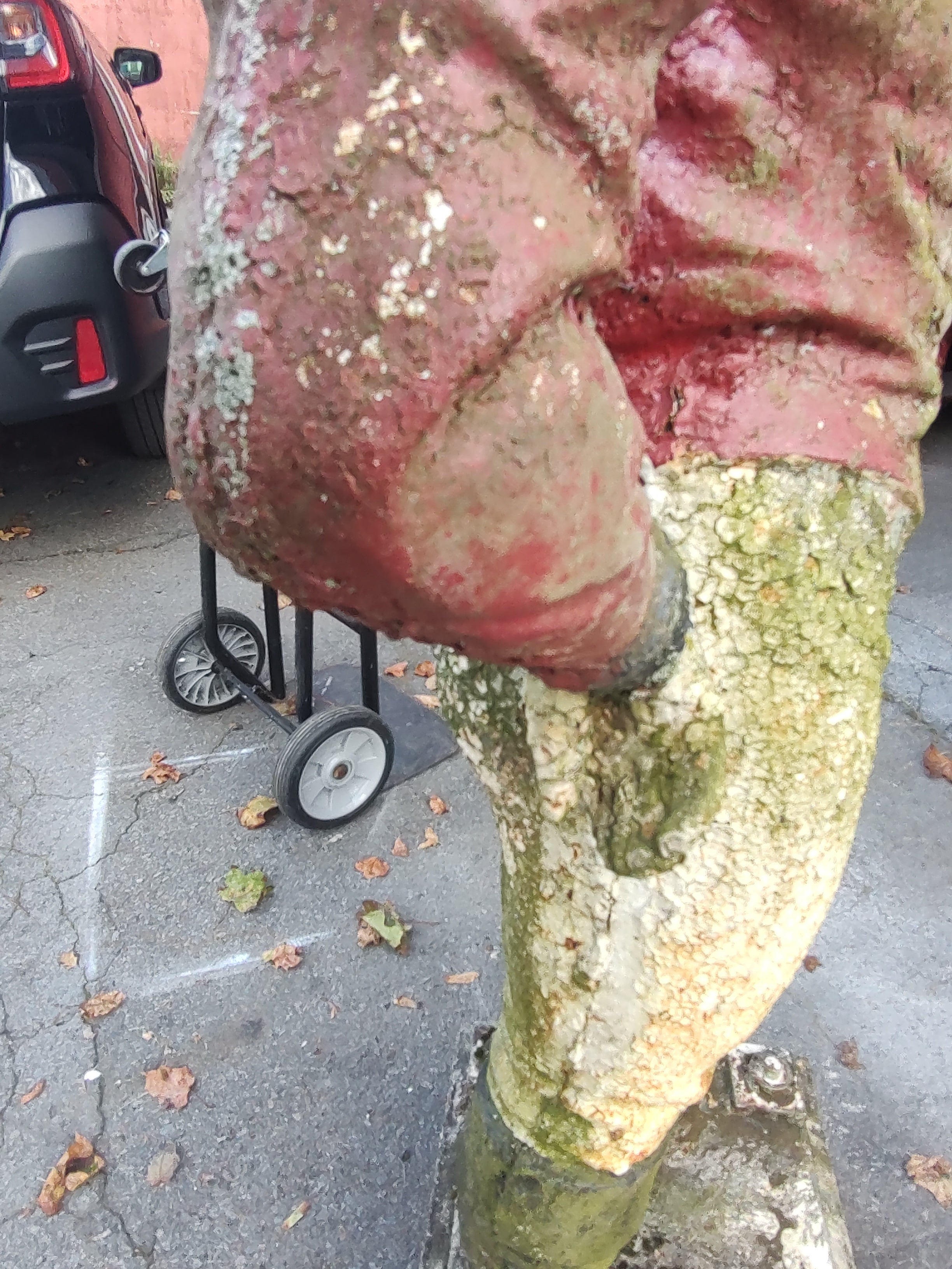 Late 19thC Cast Iron Lawn Jockey in Old Paint In Good Condition For Sale In Port Jervis, NY