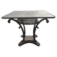 Mesa de jardín industrial francesa de hierro fundido pintada de finales del siglo XIX