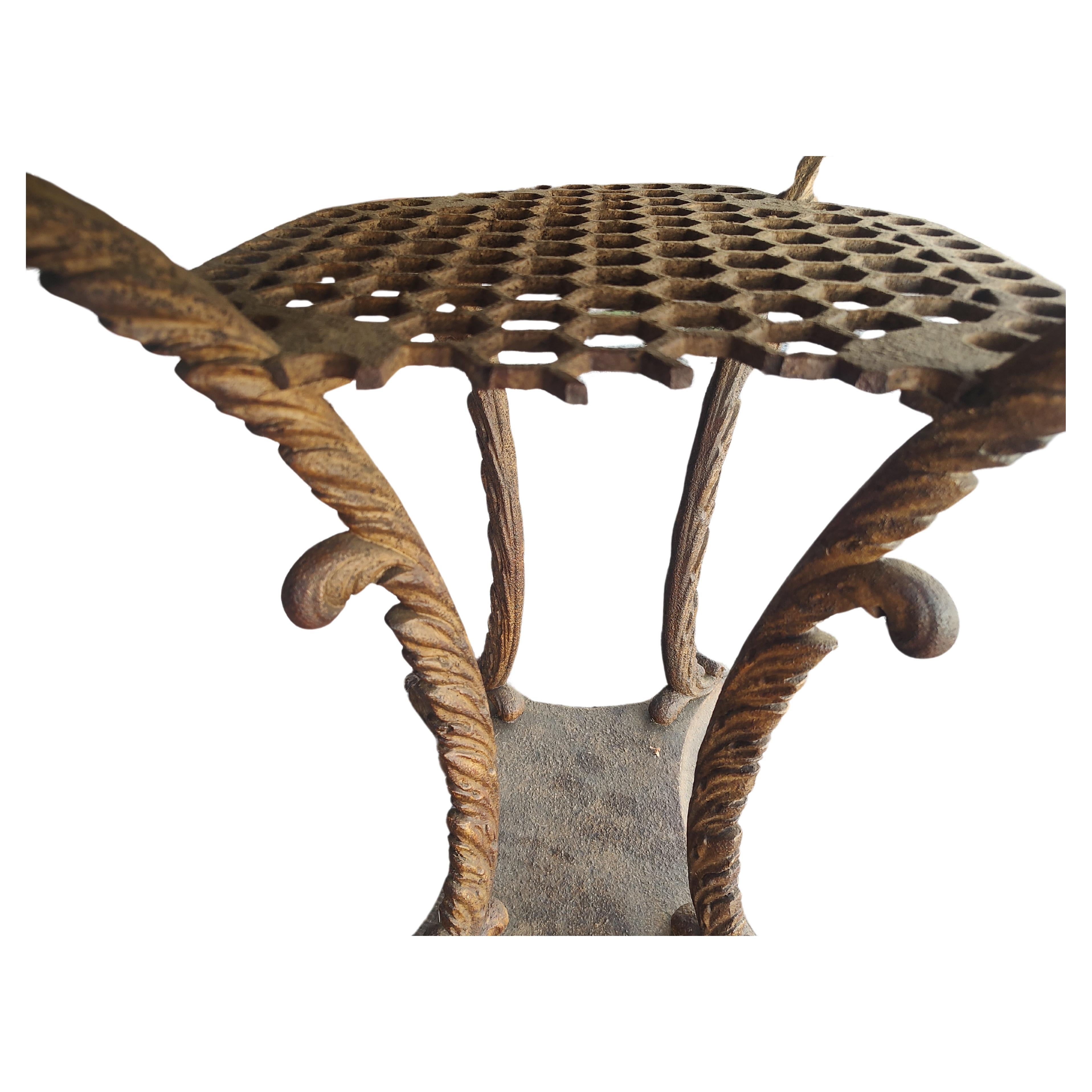 Erstaunliches Stück Geschichte des 19. Jahrhunderts in diesem gusseisernen Tisch aus Frankreich. Verschnörkelte, organische, ausgestellte Beine, die florale Faunen darstellen. Das untere Regal ist durchbohrt und wurde im Laufe seines Lebens