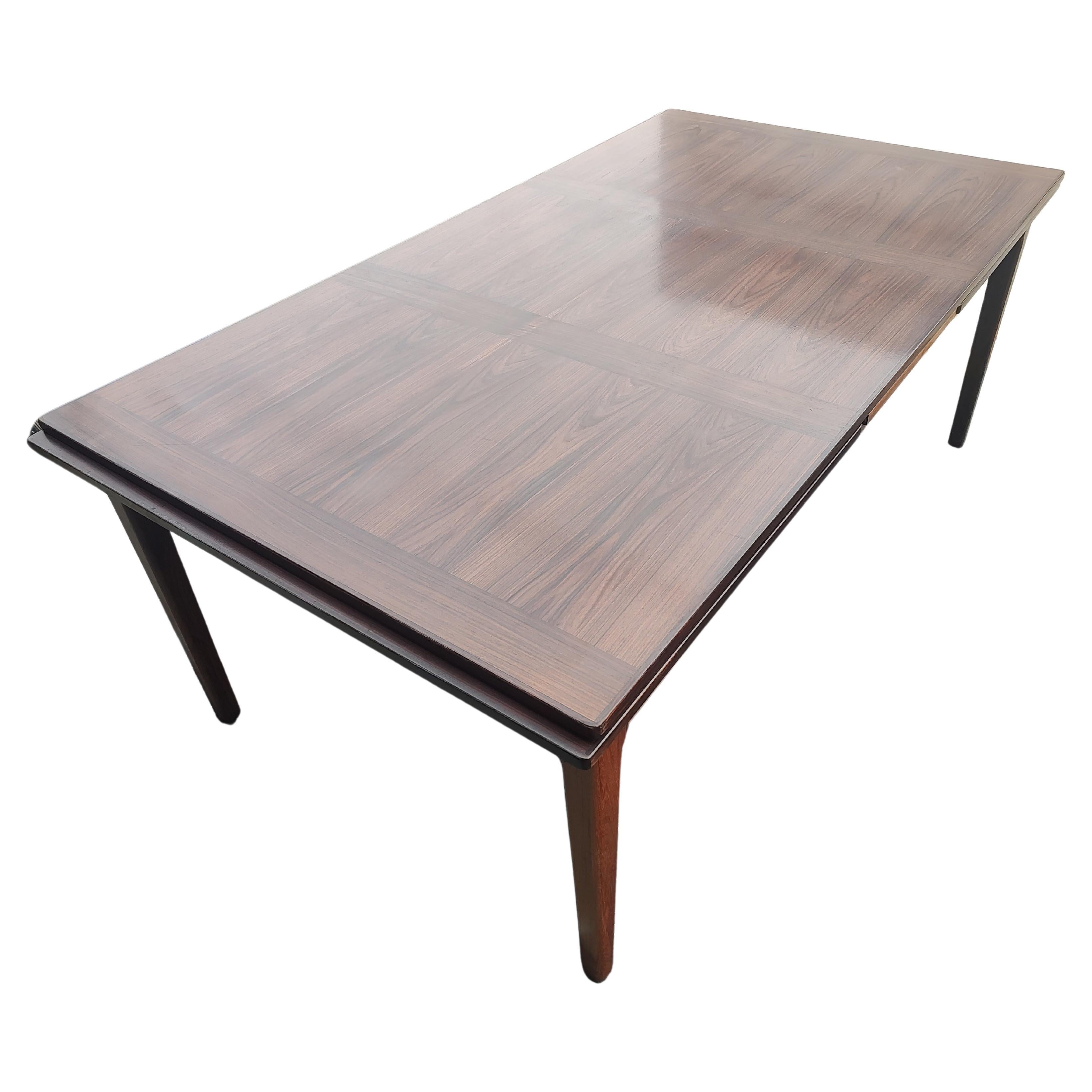 Mid Century Modern Danish Rosewood Dining Room Table with 2 Extension Leaves In Good Condition For Sale In Port Jervis, NY