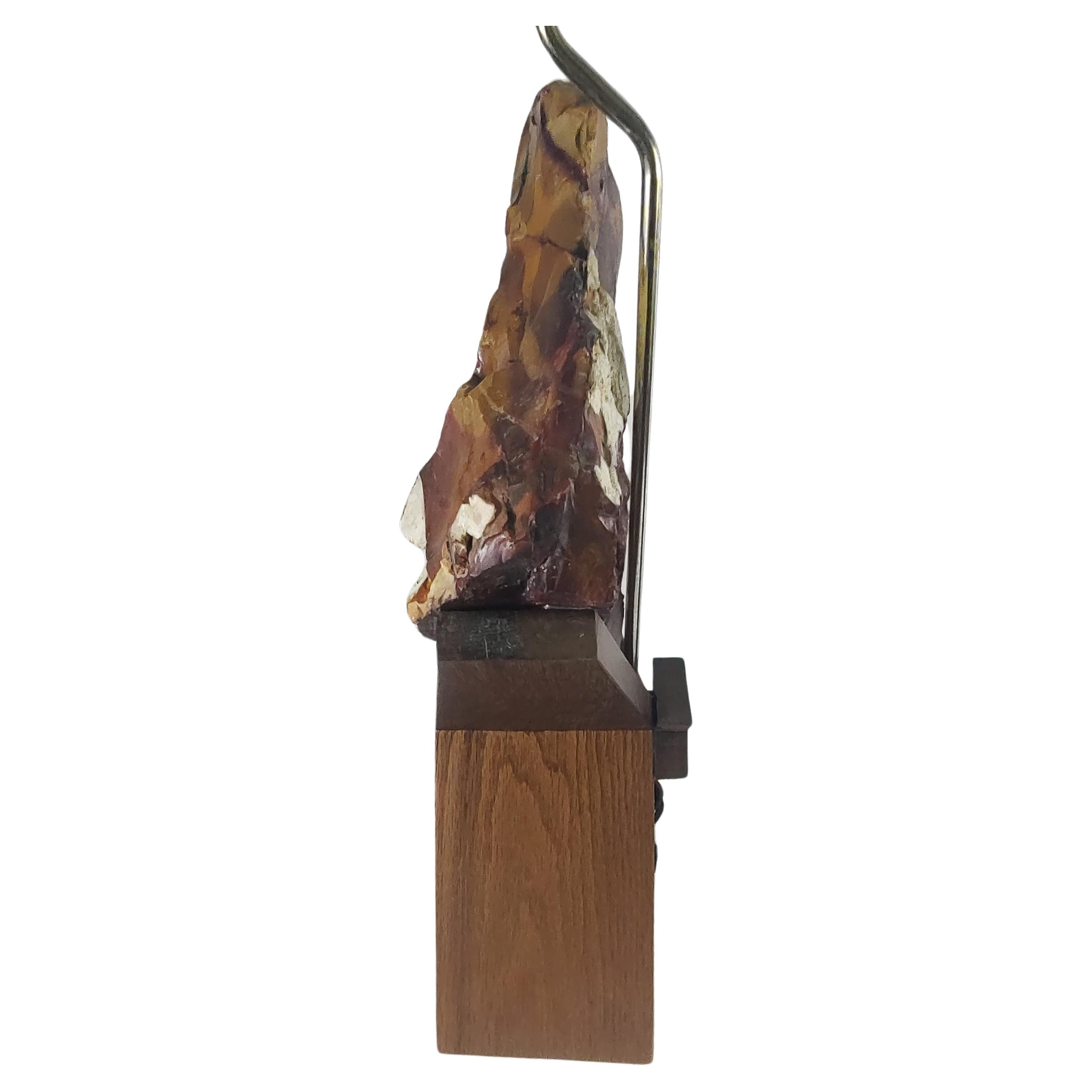 Fabuleuse paire de lampes de table en pierre naturelle, Onyx brut. De gros et lourds morceaux d'onyx sont assis, fixés sur un berceau en teck. Incroyable pierre, si belle et les couleurs naturelles dans la pierre avec beaucoup de rouge et de brun