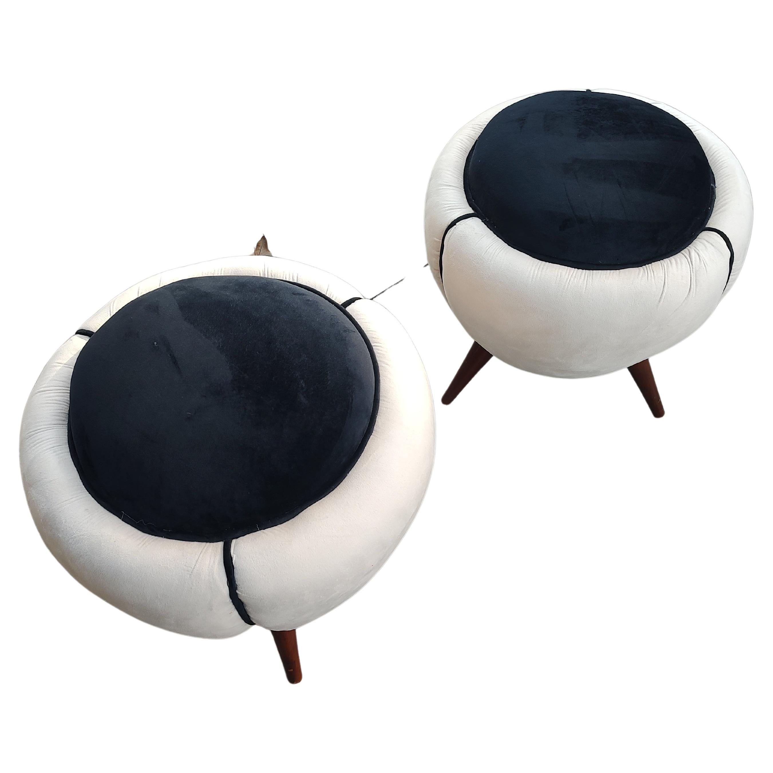 Pair of Mid Century Modern Sculptural Tripod Italian Ottomans C1960  In Good Condition For Sale In Port Jervis, NY