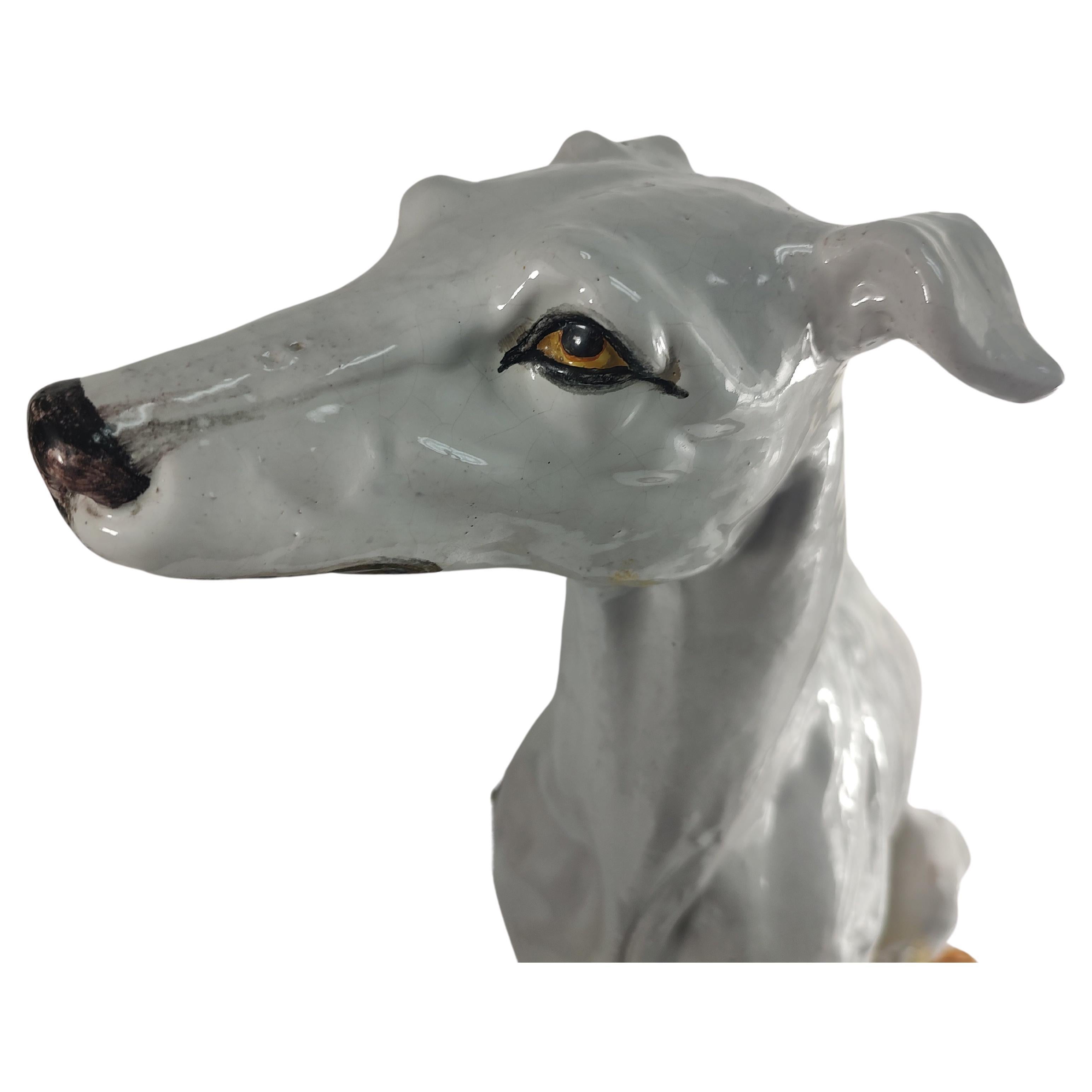 Escultura de porcelana de tamaño natural de un perro Whippet sentado de mediados del siglo XX Italia Italiano en venta