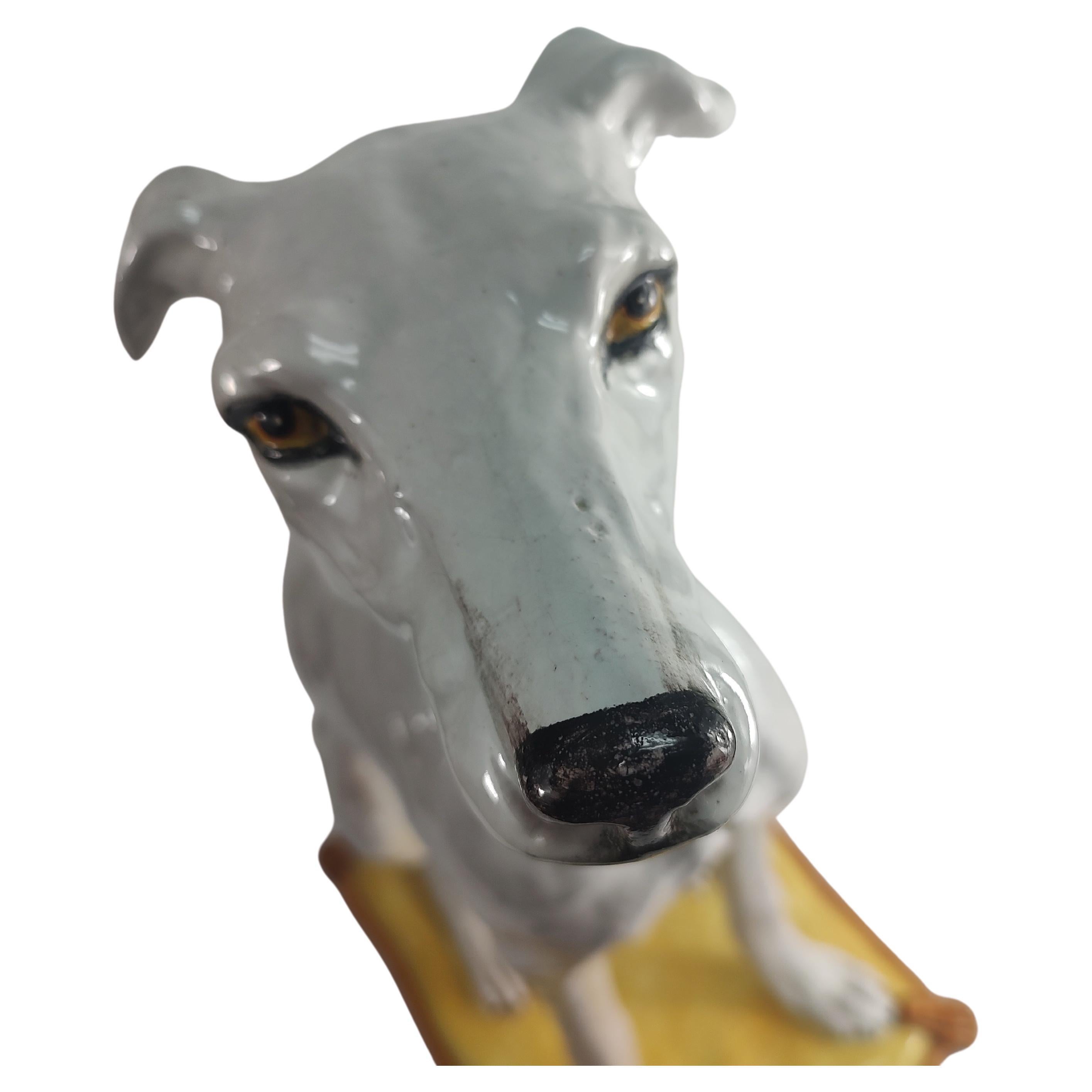 Escultura de porcelana de tamaño natural de un perro Whippet sentado de mediados del siglo XX Italia Regencia de Hollywood en venta