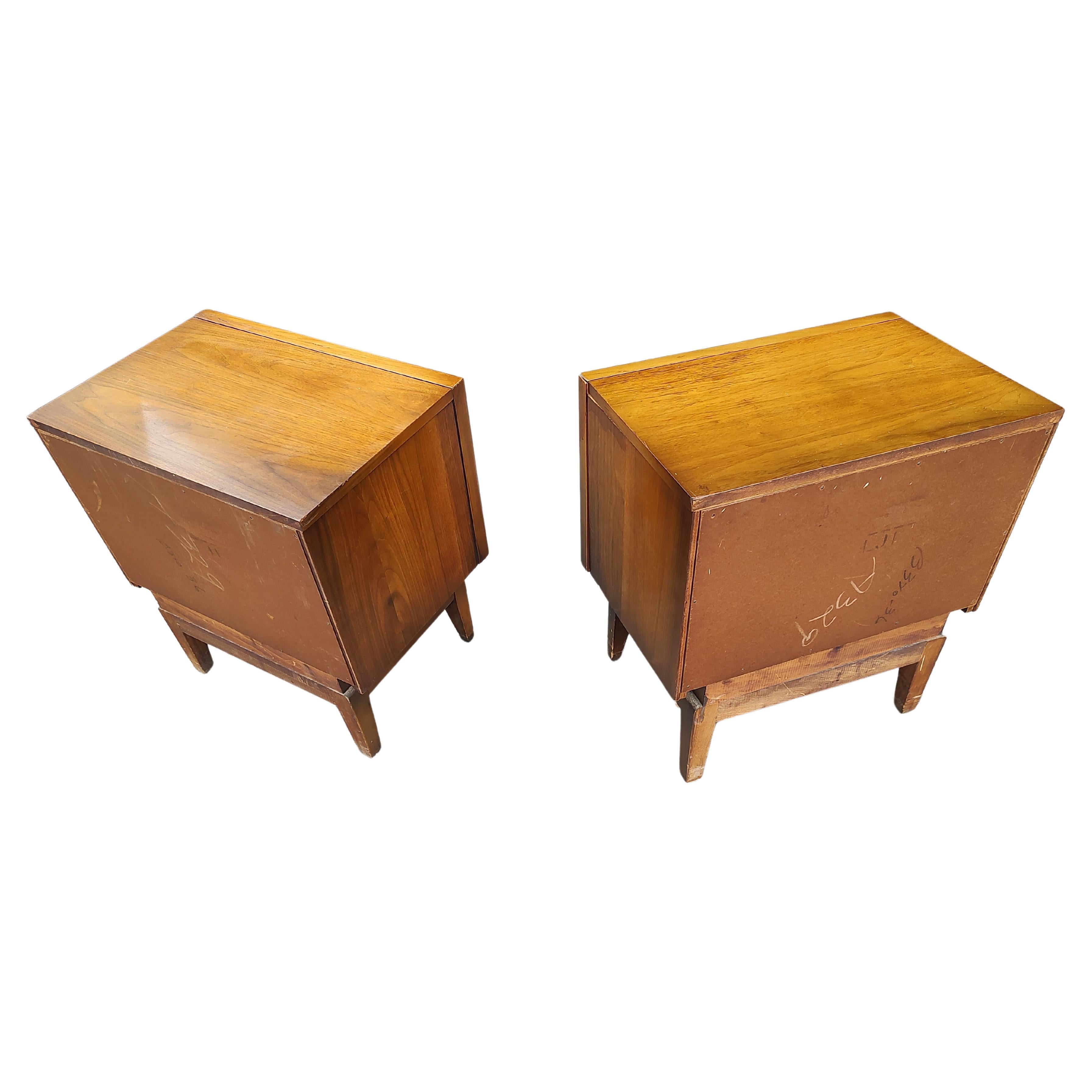 Fabulous simple and elegant pair of walnut night stands by United Furniture Co. Diamond Faced Walnut drawers, two on each table which are expertly crafted and incorporated into each other to form a diamond pattern. This pair was very well cared for