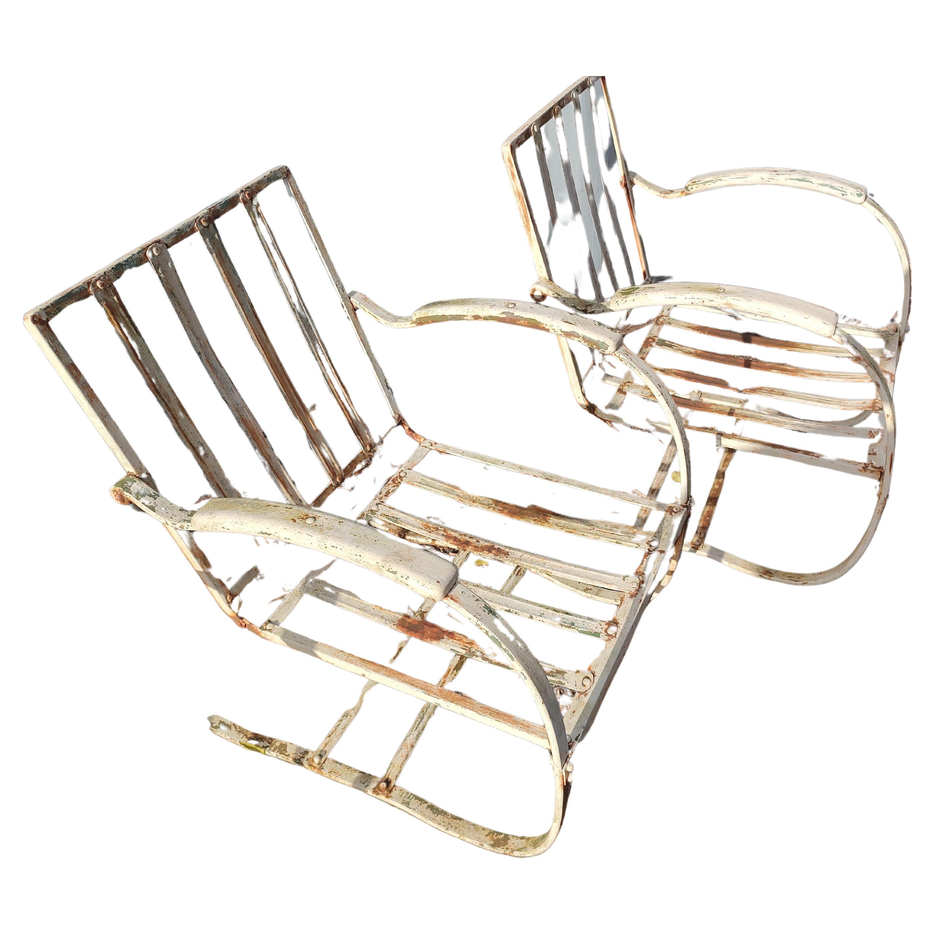 Deux paires de chaises longues Art Déco en acier et fer à ressort en porte-à-faux C1948