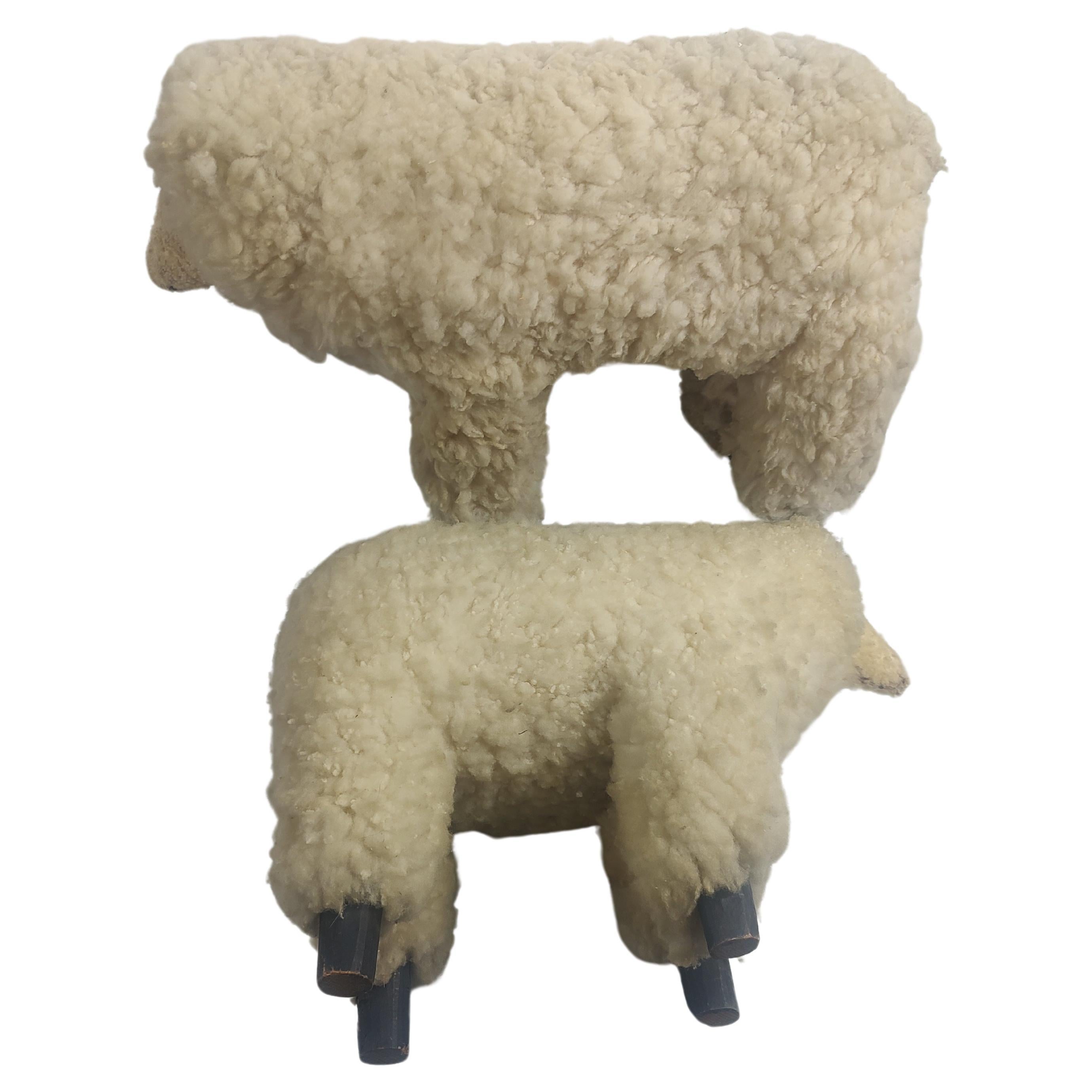 Fabuleuse paire de sculptures de vrais moutons datant de la fin du 20e siècle. Tous deux sont recouverts de laine, à l'exception des sabots en bois. En excellent état vintage avec une usure minimale. Prix et vente par paire. Le plus petit mouton