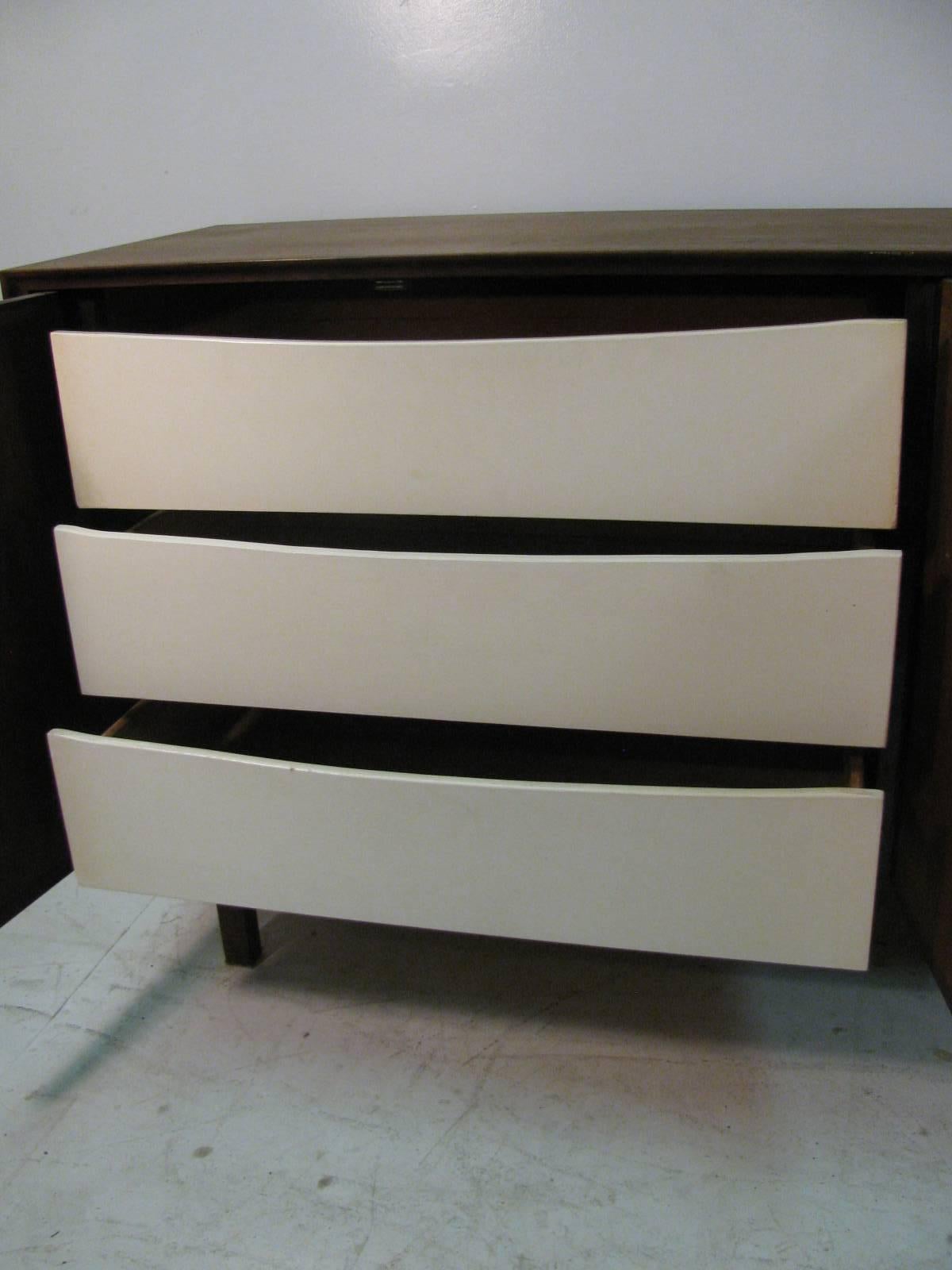 Mid-20th Century Mid-Century Modern Walnut Four-Door Credenza Manner of Florence Knoll