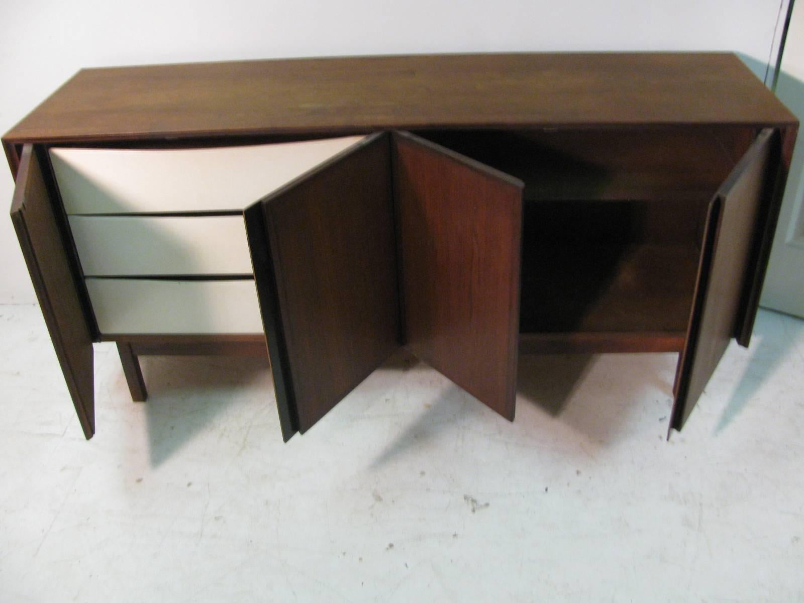 Mid-Century Modern Walnut Four-Door Credenza Manner of Florence Knoll In Good Condition In Port Jervis, NY