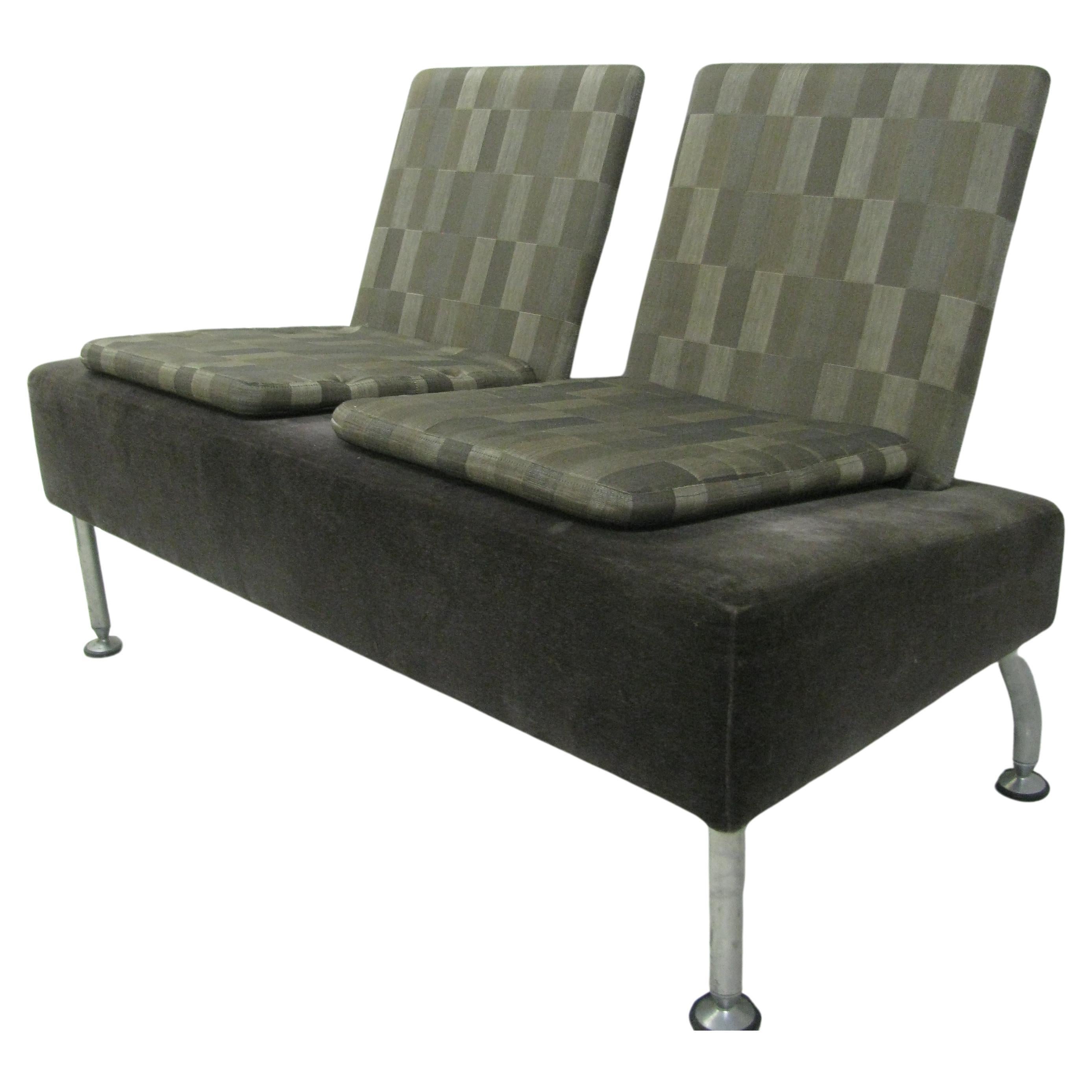 Modernistisches zweisitziges Sofa in Grau