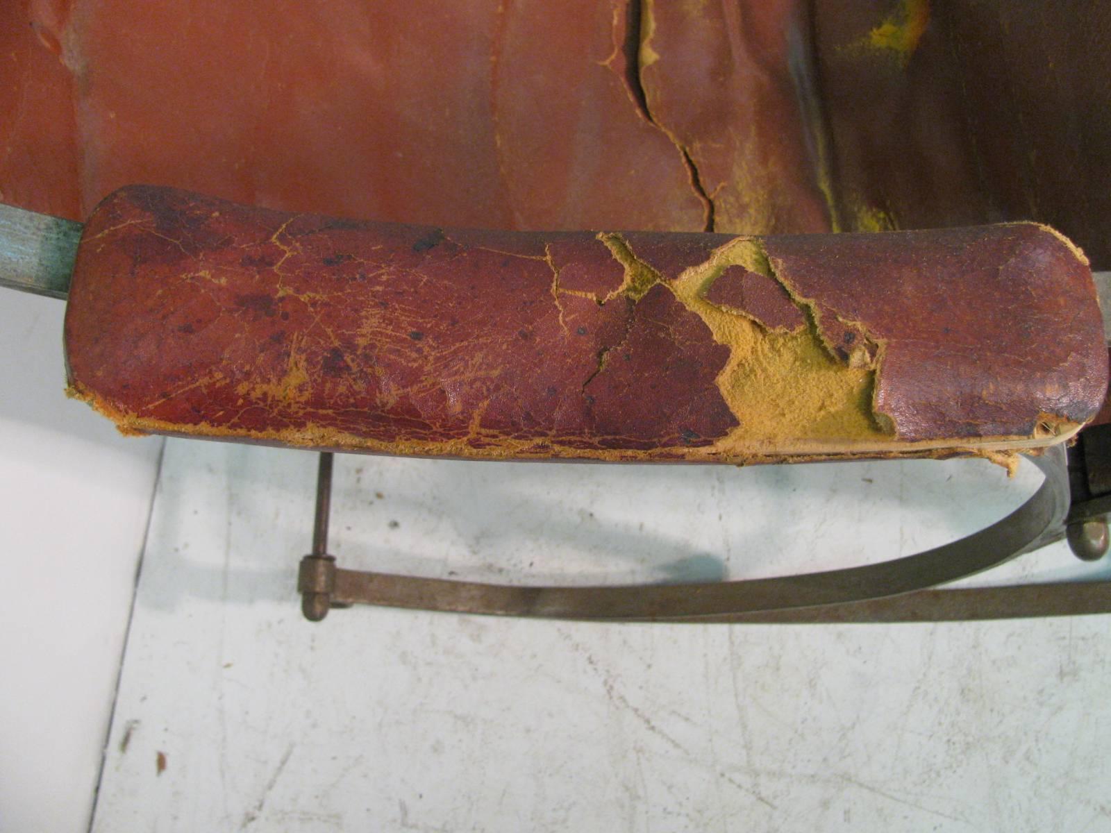 Fauteuil à bascule en fer de campagne et cuir du 19e siècle R.W. Winfield en vente 1