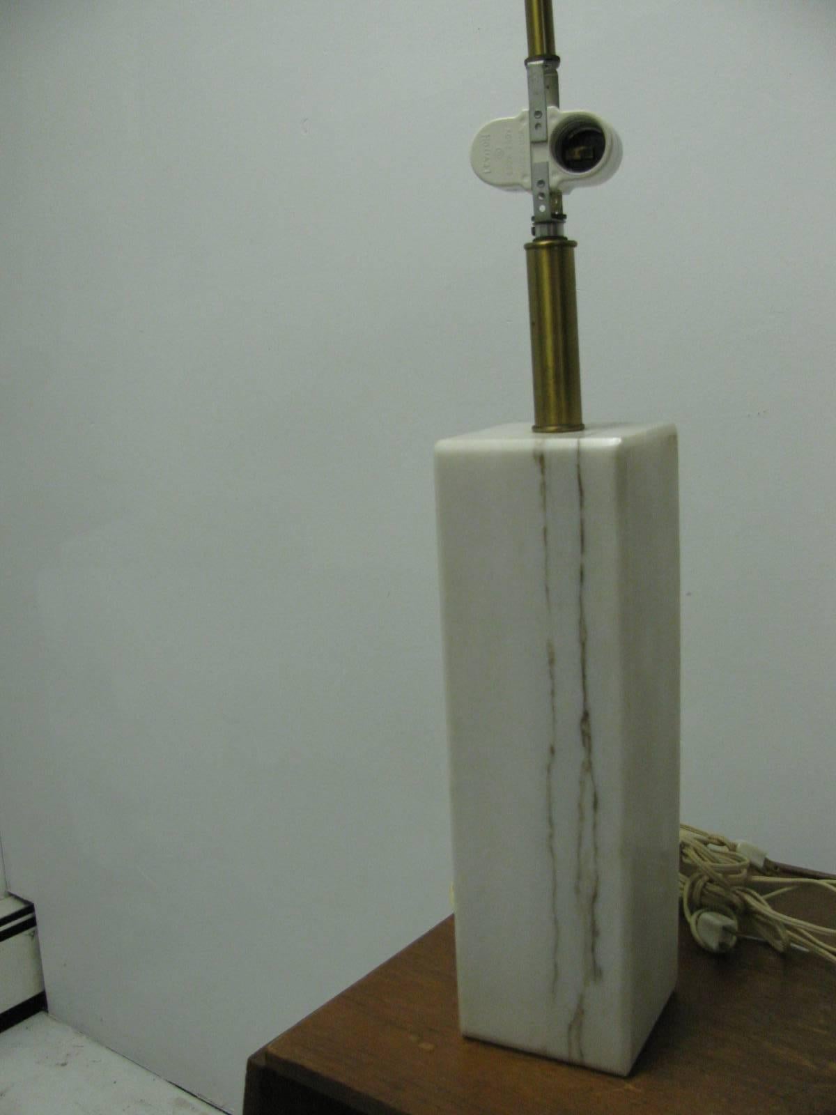 Paar italienische Tischlampen aus poliertem Carrara-Marmor, von Neesen (Moderne der Mitte des Jahrhunderts) im Angebot