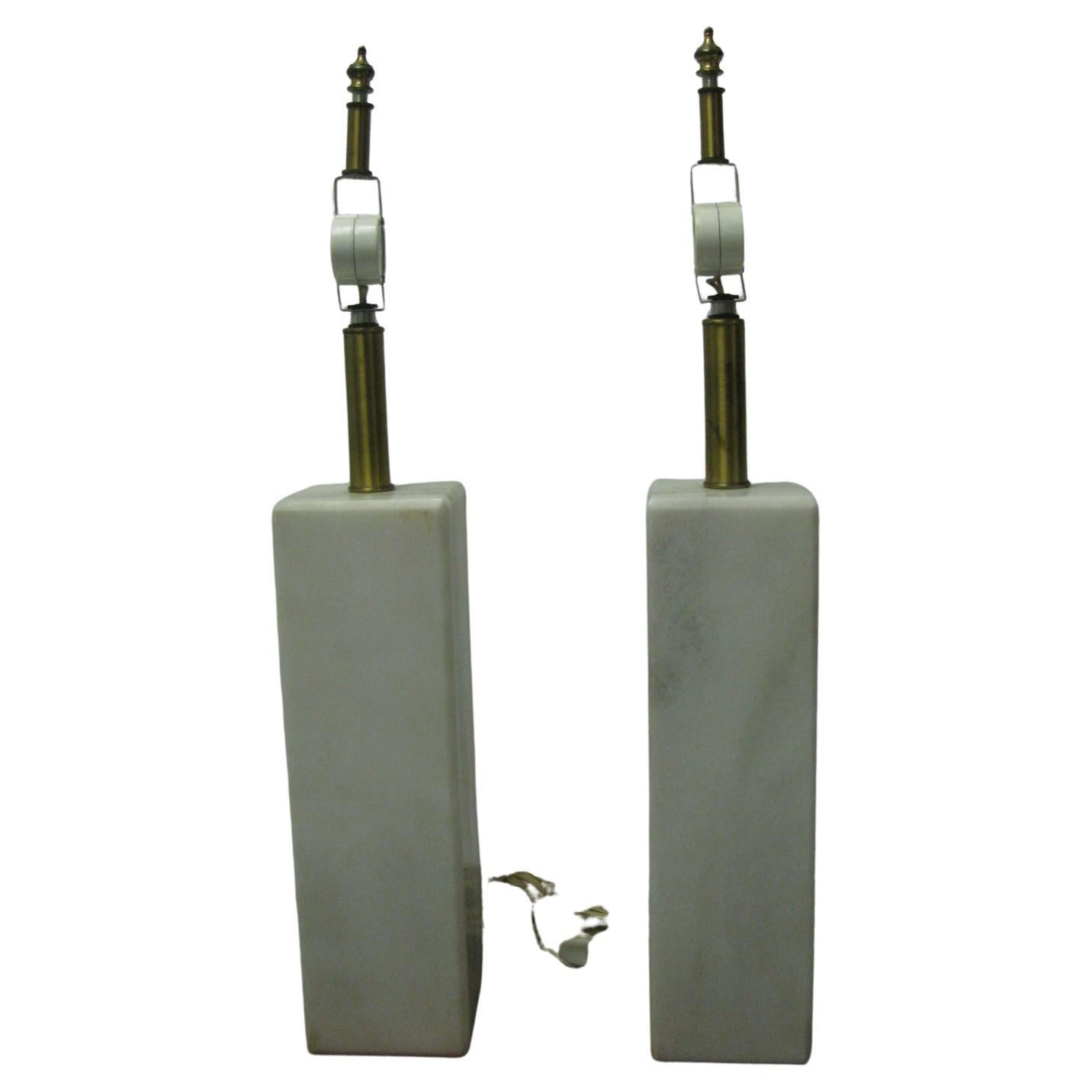 Solides Paar beeindruckender Tischlampen aus italienischem Carrara-Marmor. Abgeschrägte vertikale Kanten. UL-gelistete Doppelsteckdose mit einer Leistung von 300+ Watt. In ausgezeichnetem Vintage-Zustand mit minimalen Gebrauchsspuren.