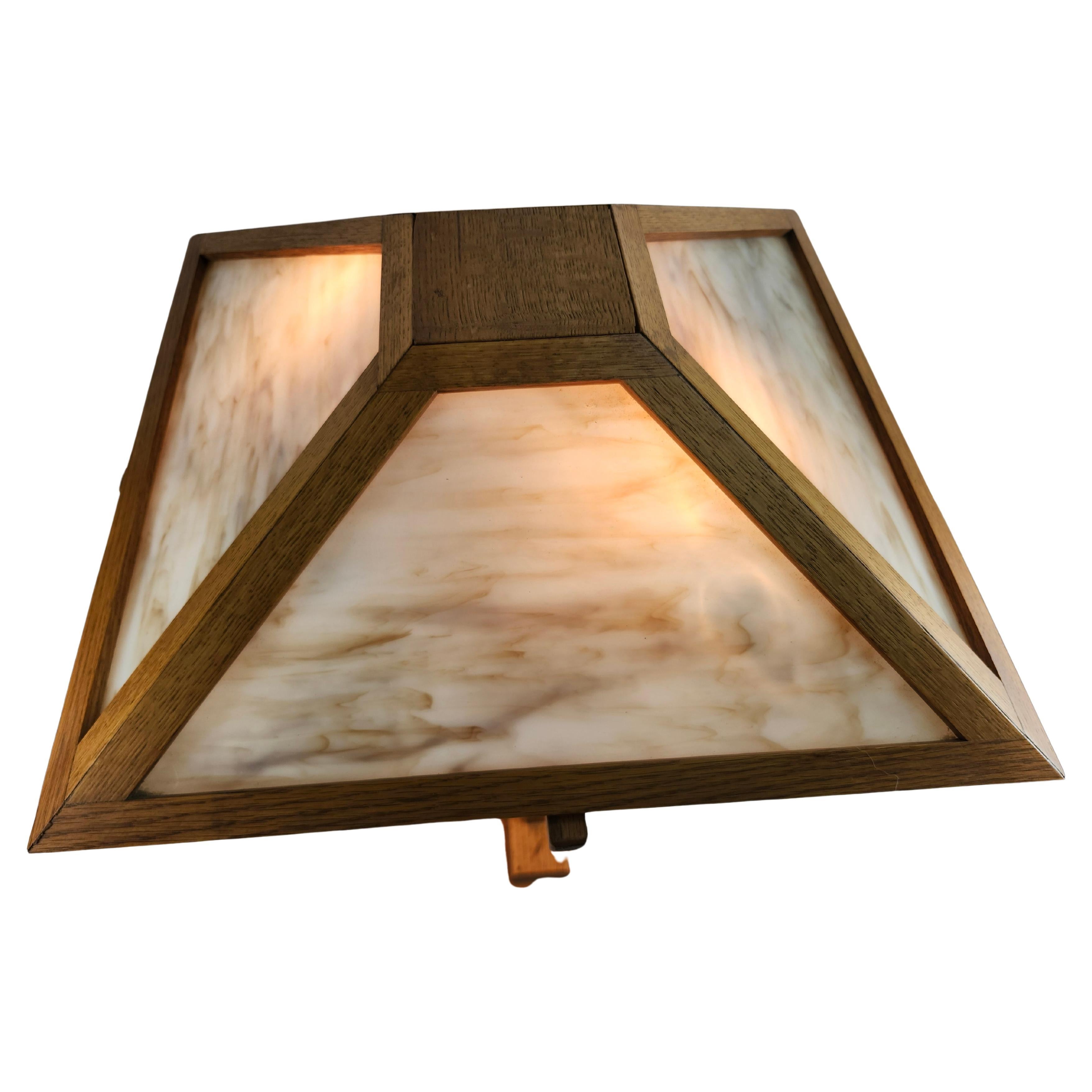 Fabuleuse paire d'objets Arts & Crafts Prarie, fabriqués à la main.  Lampes de table en chêne de style scolaire avec abat-jour en verre Slag. Paire assortie fabriquée sur mesure en chêne principalement scié sur quartier, reproduisant un design de
