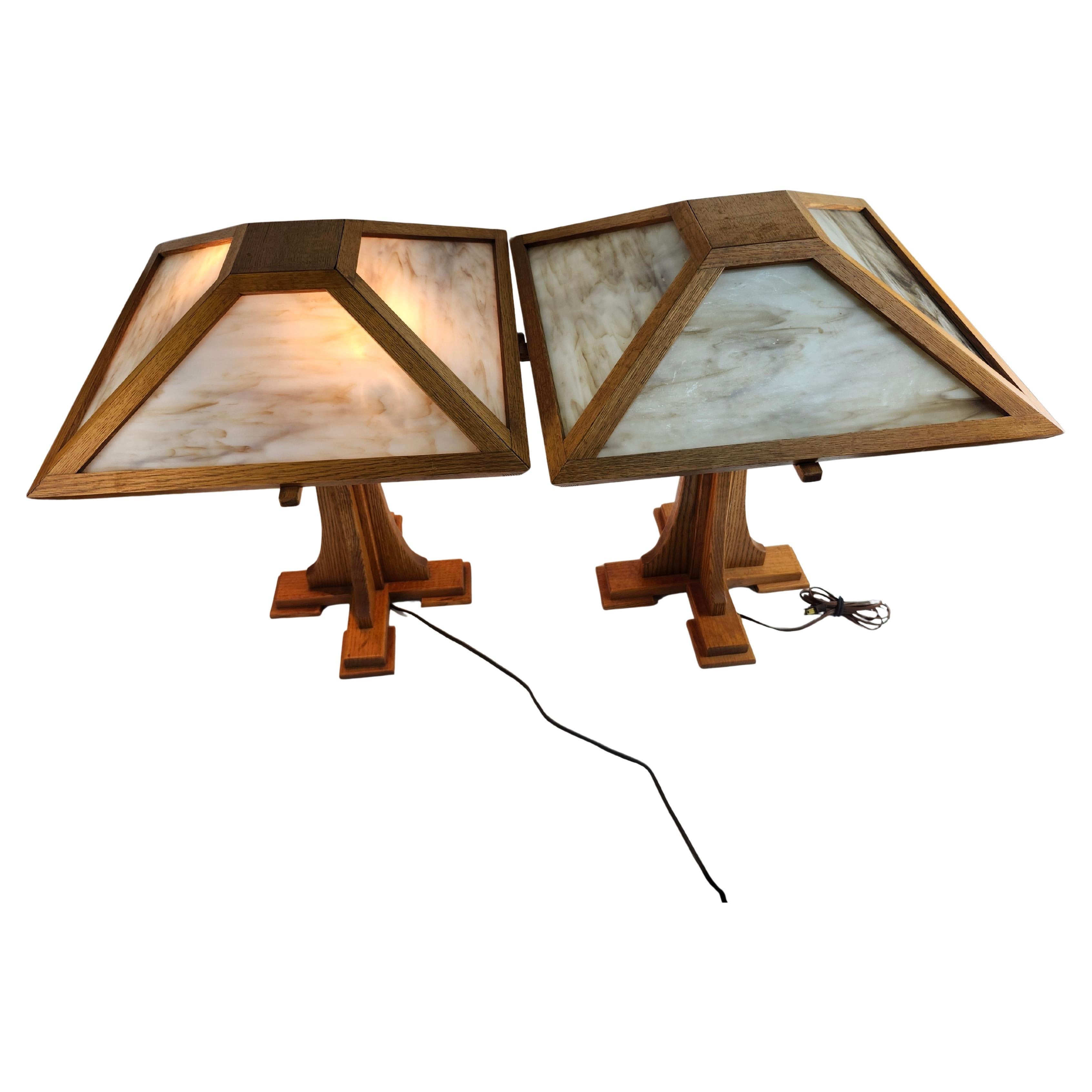 Pareja de lámparas de sobremesa estilo Mission Arts 
Crafts Prarie con cristal de escoria en venta