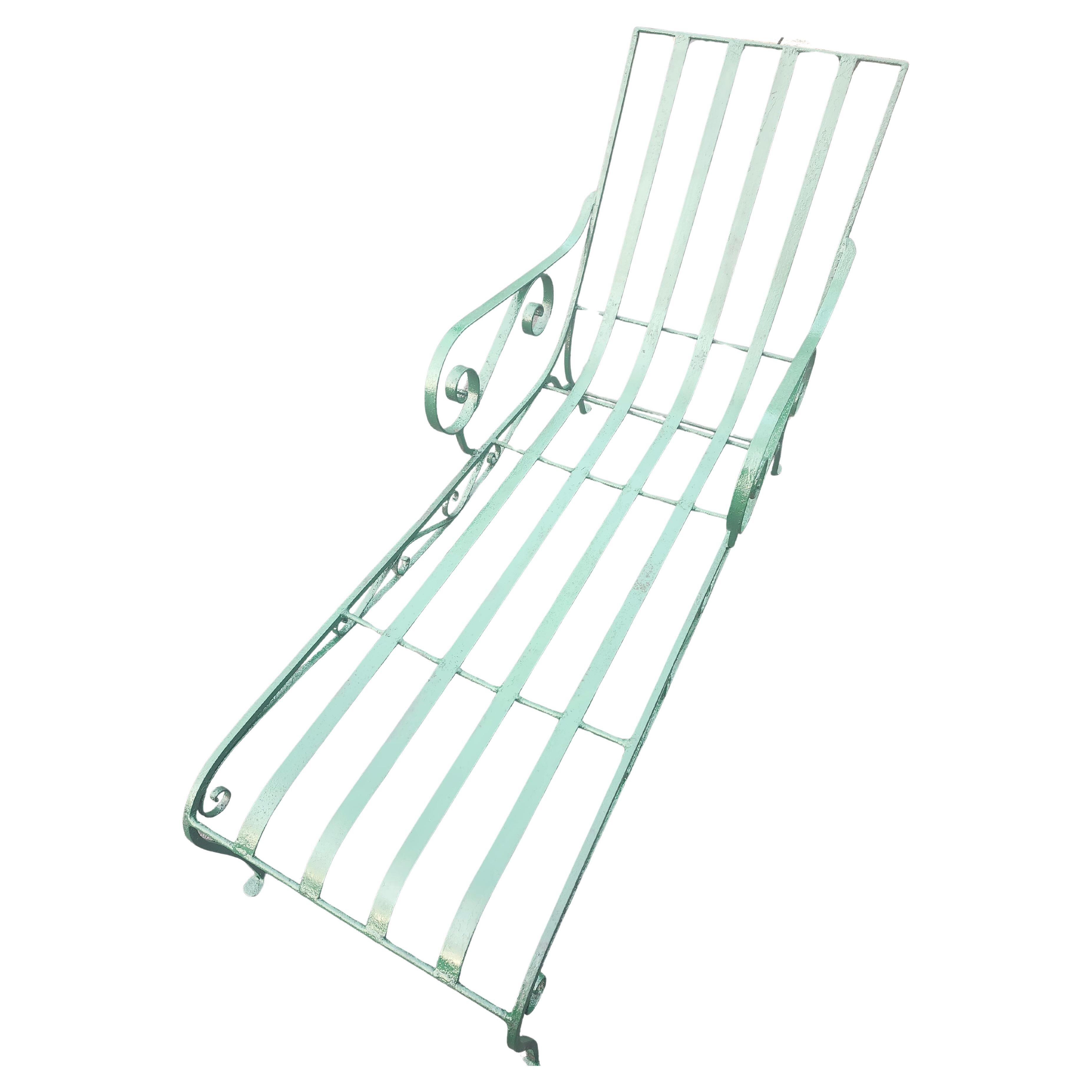 Ein ganz besonderes und schwer zu findendes Beispiel für die Handwerkskunst von John Salterini aus der Zeit um 1940 ist diese klassische Chaiselongue aus Eisen in altgrüner Farbe. Gehämmerte Füße intakt, wo sie normalerweise weggerostet sind. Die